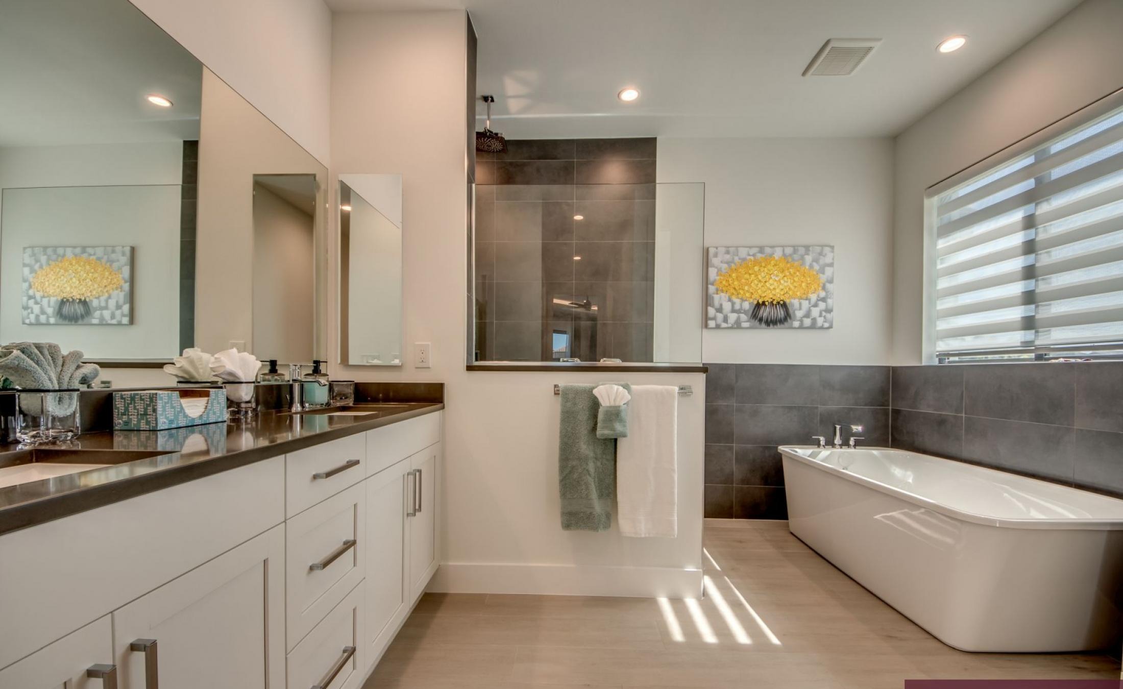 Sonniger Poolbereich mit Blick auf den Kanal und Bootsdock.