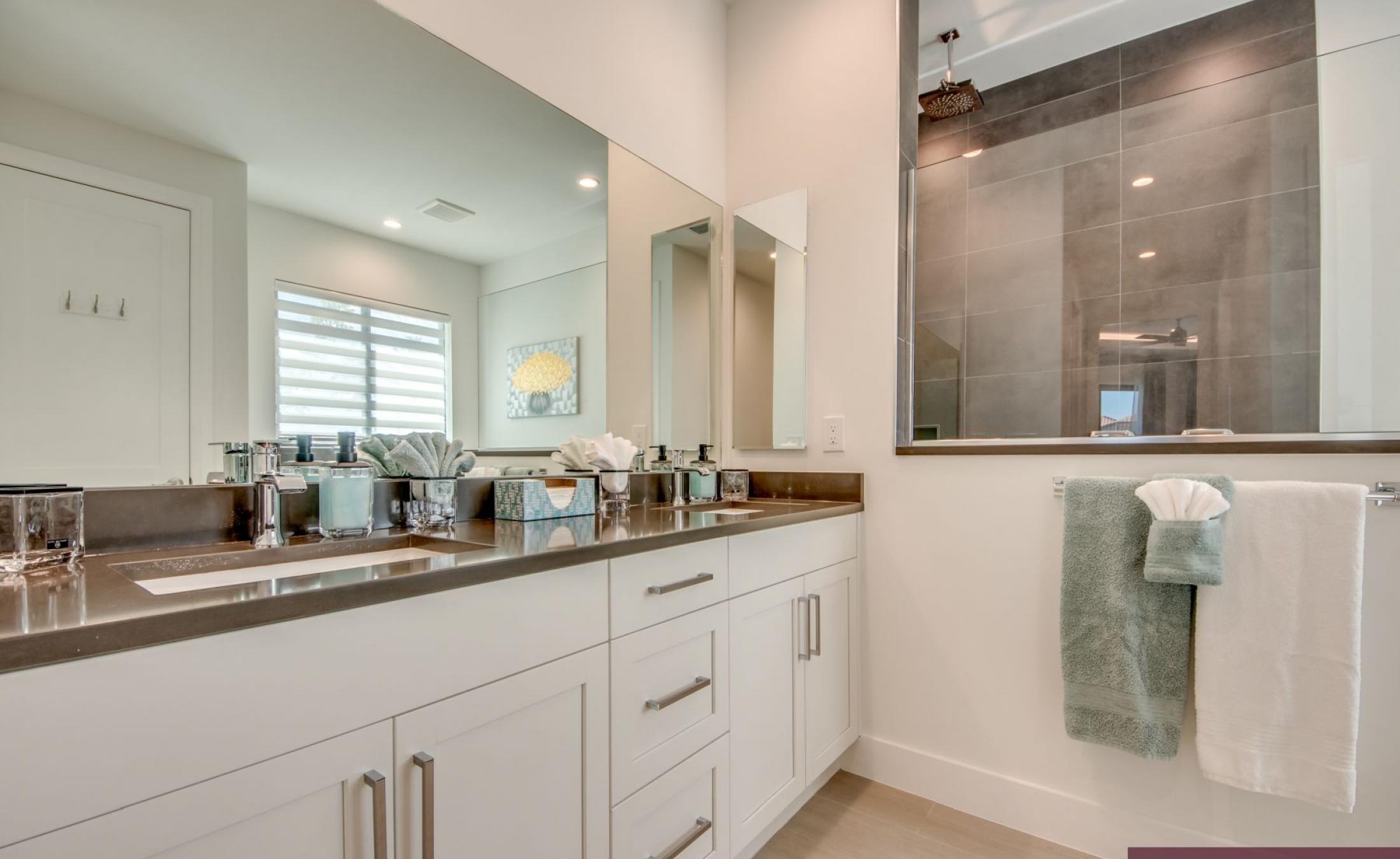 Sonnige Poolterrasse am Kanal mit privatem Pool, Spa und Bootsdock.