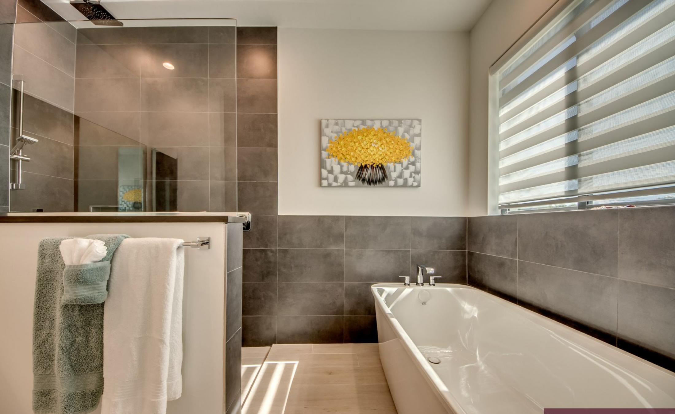 Sonnenterrasse am Kanal mit Pool, Spa und Bootsdock.