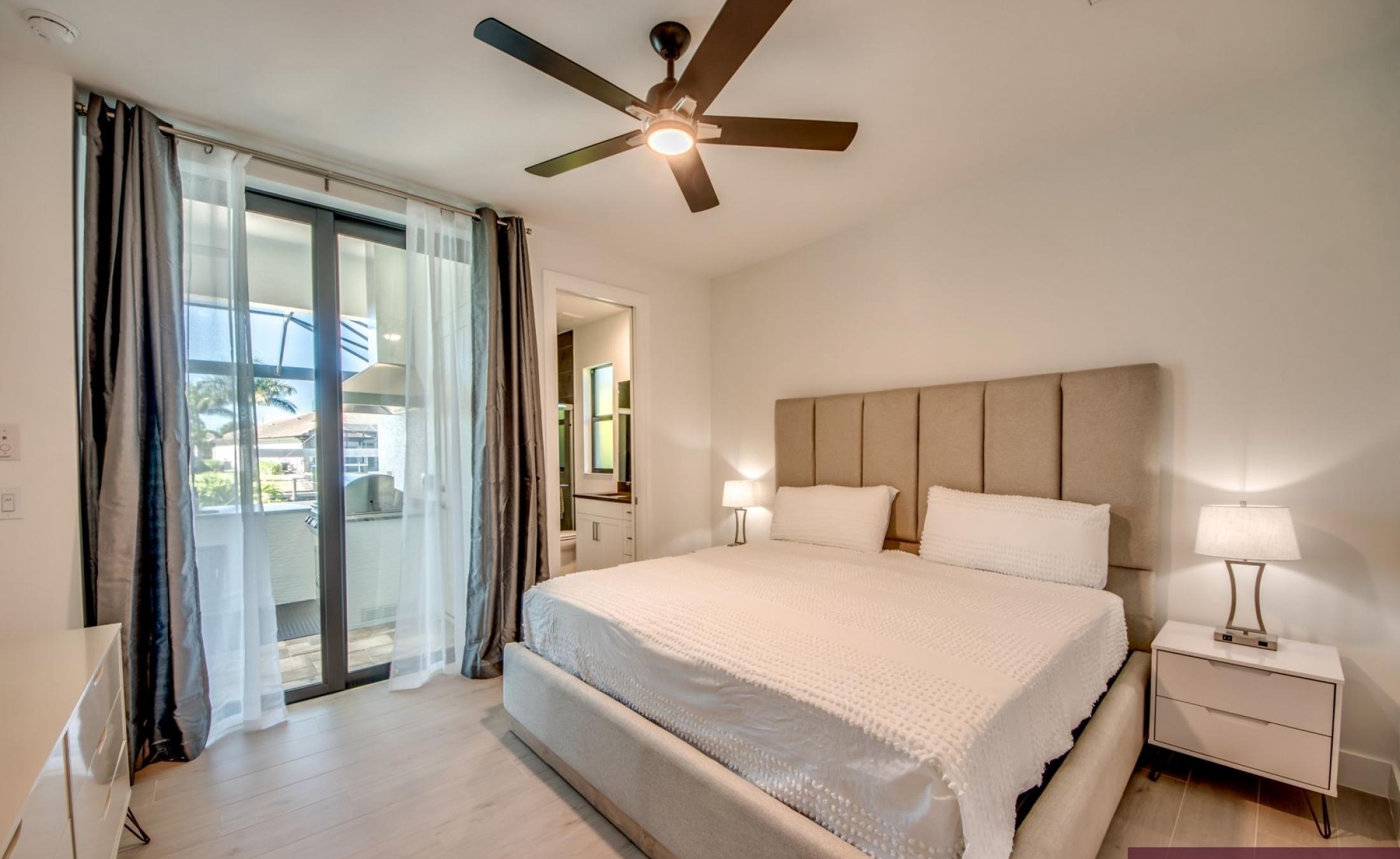 Südseitiger Poolbereich mit beheizbarem Spa und Blick auf den Kanal.