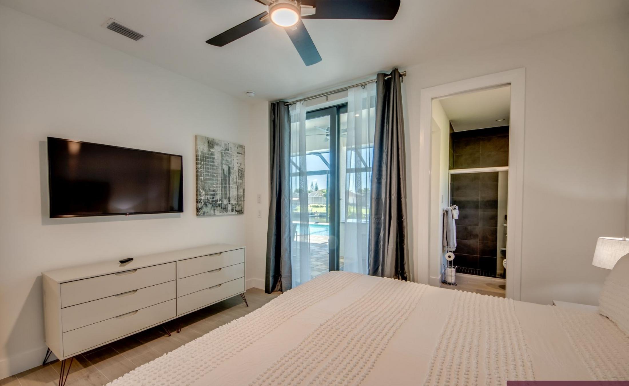 Blick auf den Kanal mit privatem Bootsdock und Bootslift.