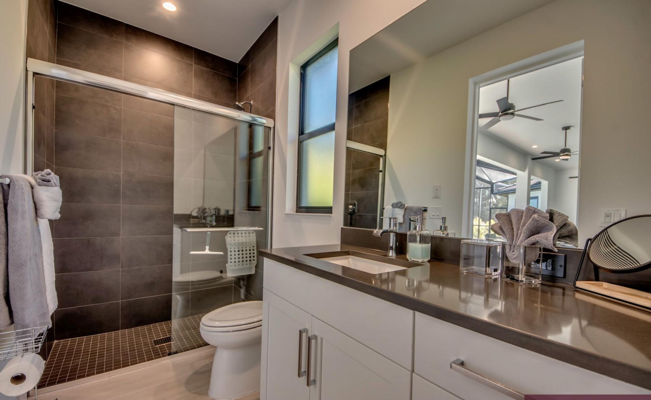 Südseitiger Poolbereich mit Liegen und Blick auf den Kanal.