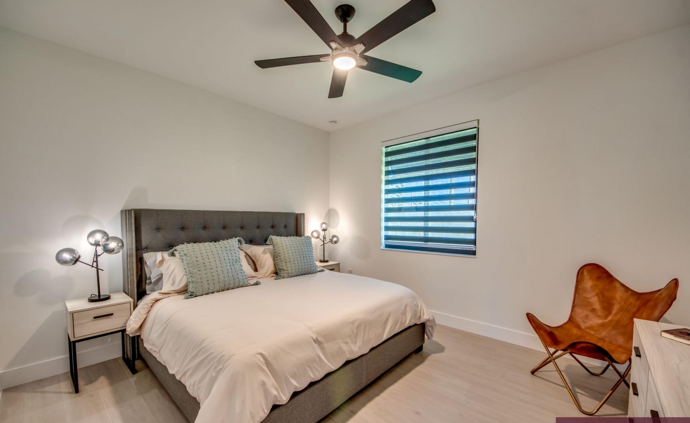 Sonnige Terrasse am Kanal mit Pool, Spa und Bootsdock.