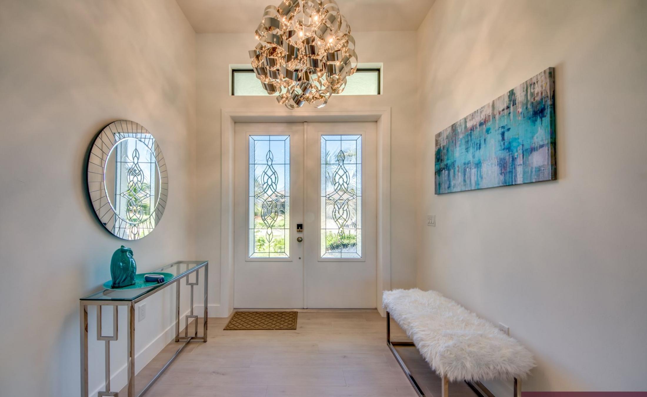 Moderne Waterfront-Villa mit Pool, Spa und Bootsdock am Kanal.