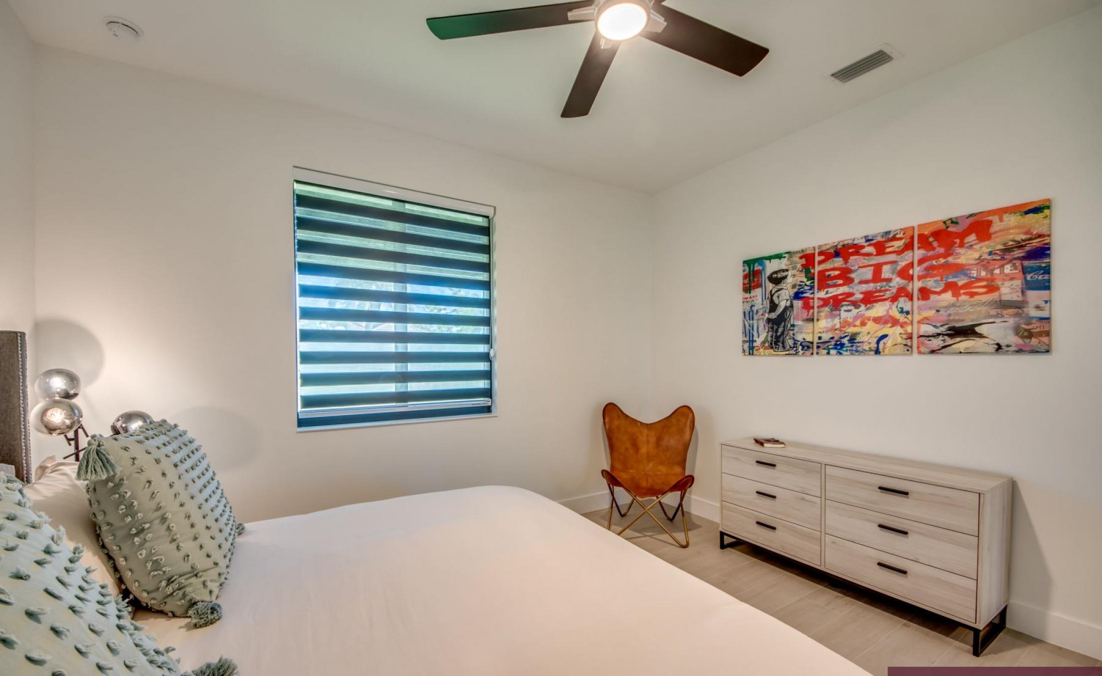 Südlich ausgerichteter Poolbereich mit Liegen und Blick auf den Kanal.