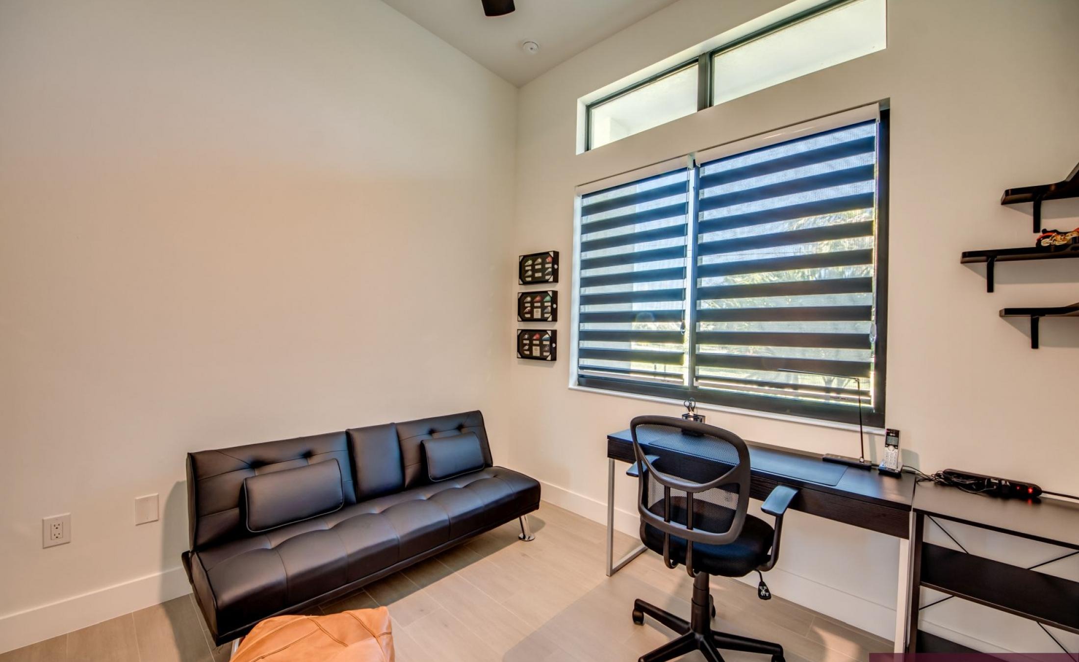 Sonniger Poolbereich mit Liegen und Blick auf den Kanal.