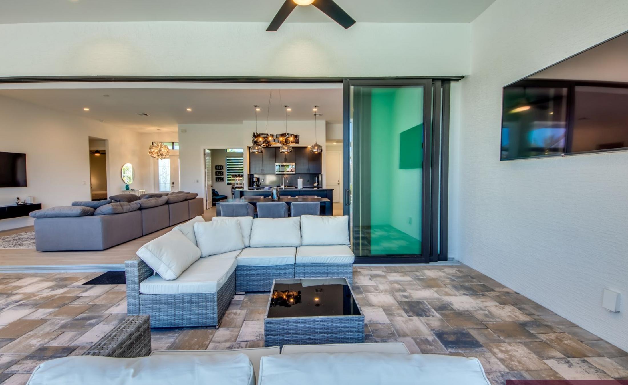 Südseitiger Poolbereich mit Blick auf den Kanal und Bootsdock.