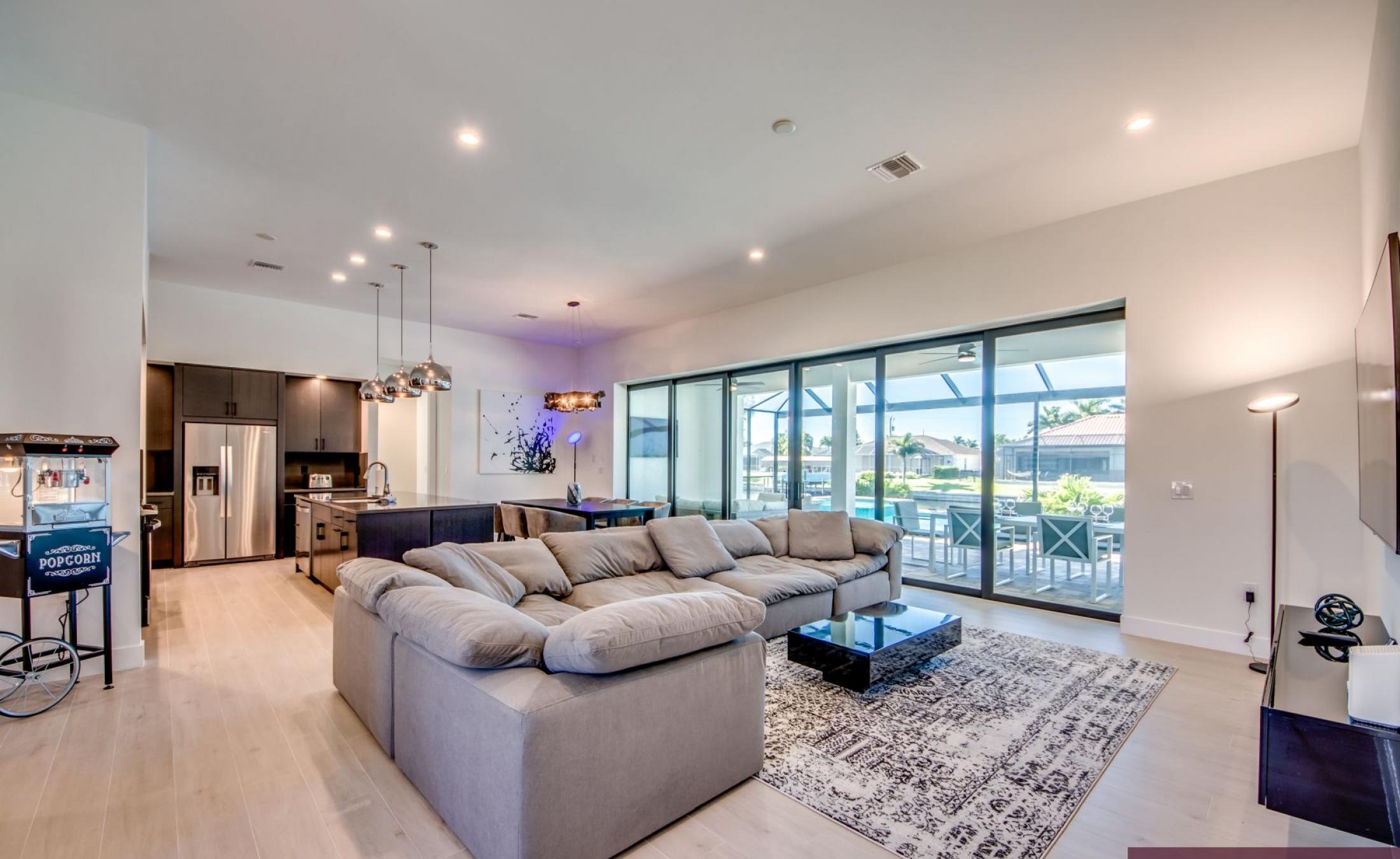 Sonnige Poolterrasse mit Blick auf den Kanal und Bootsdock.