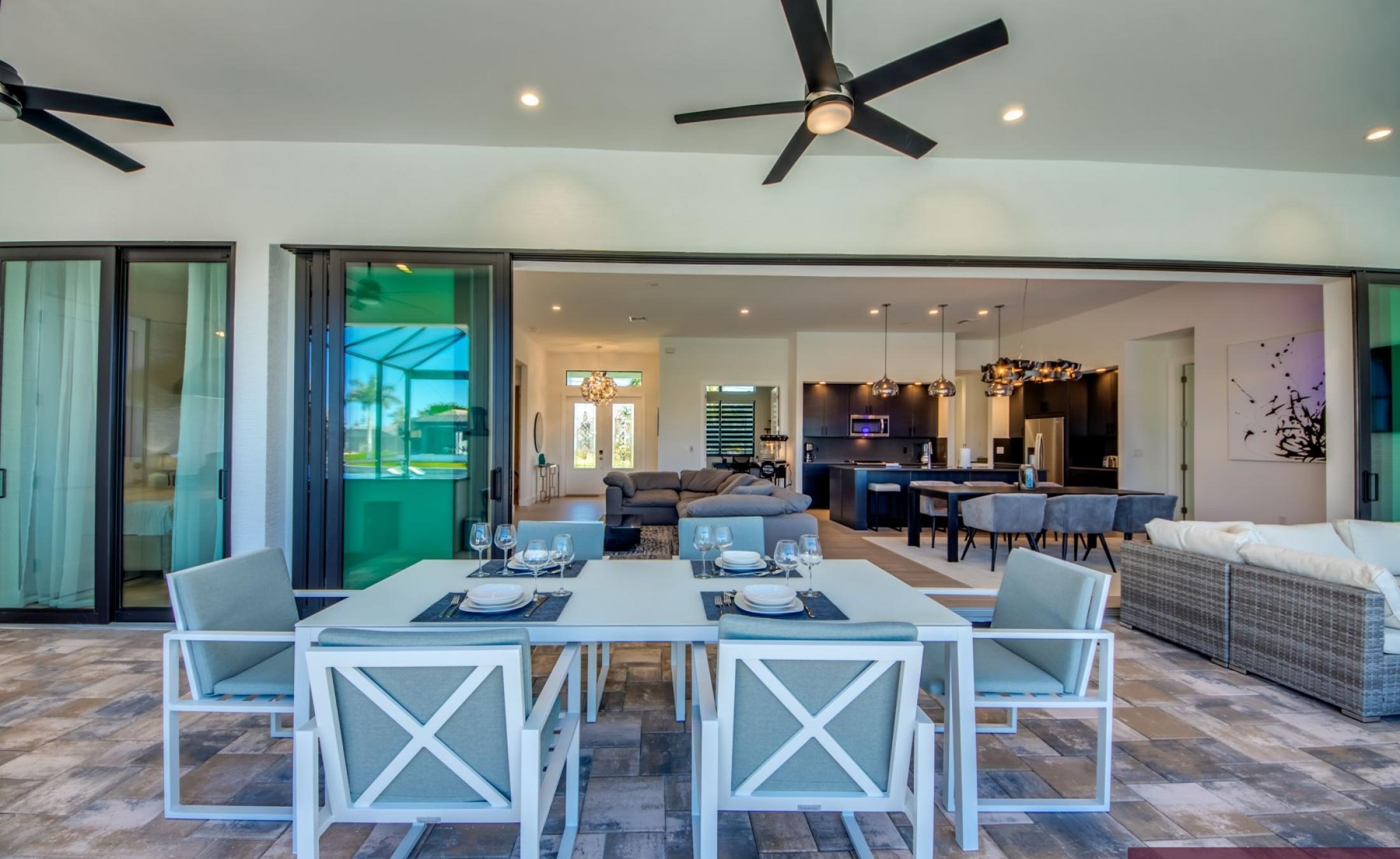 Sonniger Poolbereich mit Liegen und Blick auf den Kanal.