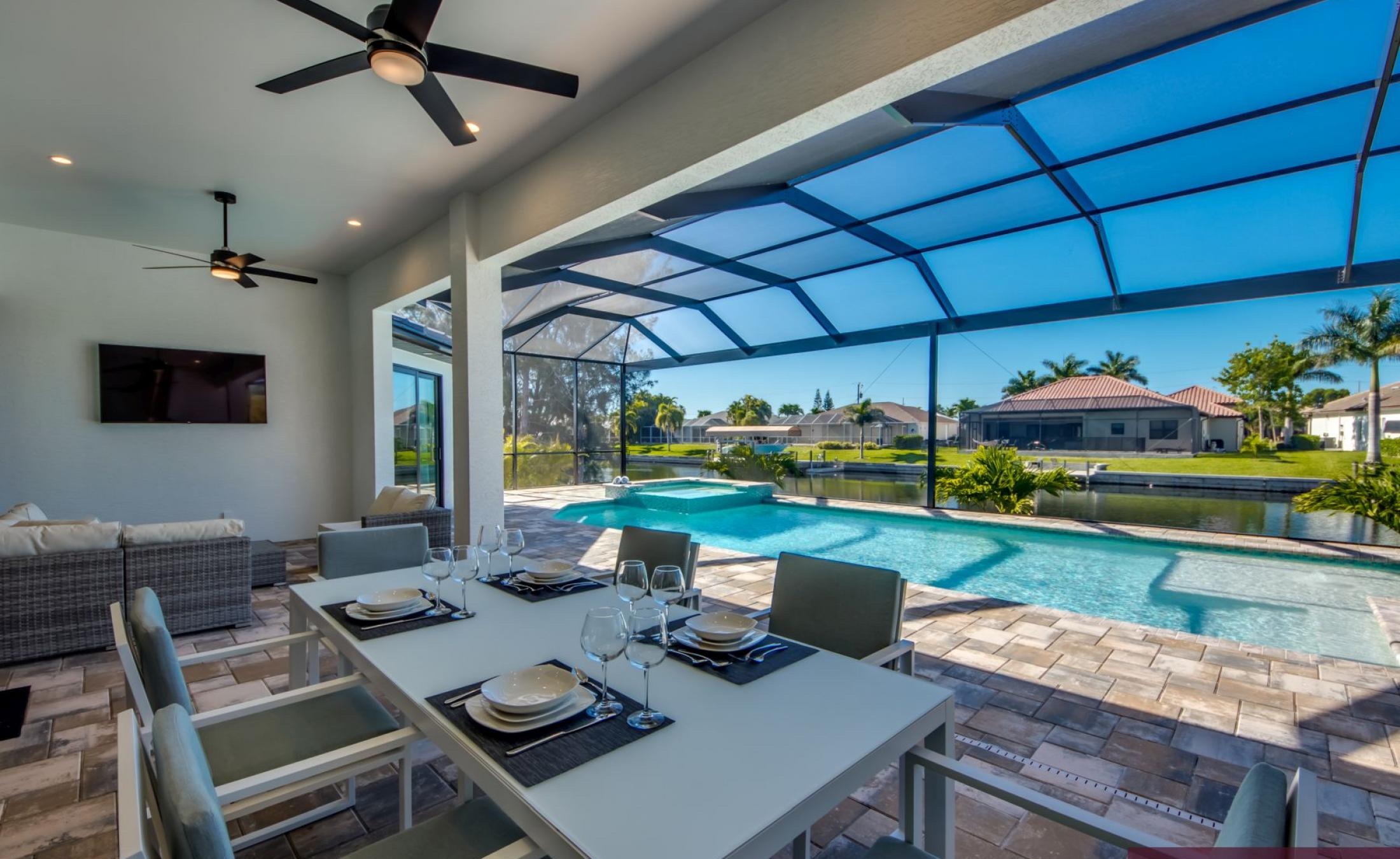 Sonniger Poolbereich mit Blick auf den Kanal und Bootsdock.