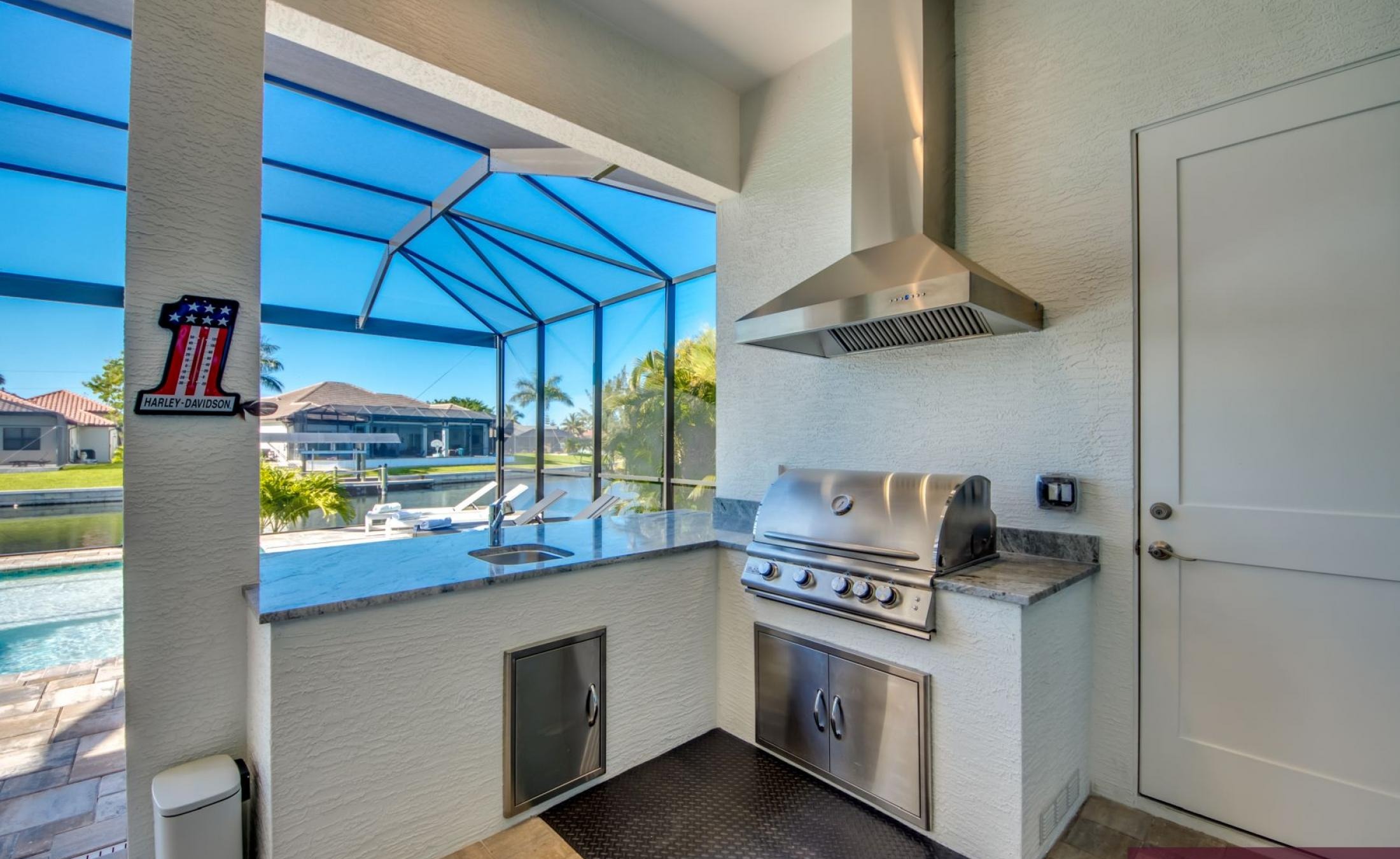 Südlich ausgerichteter Poolbereich mit Spa und Blick auf den Kanal.