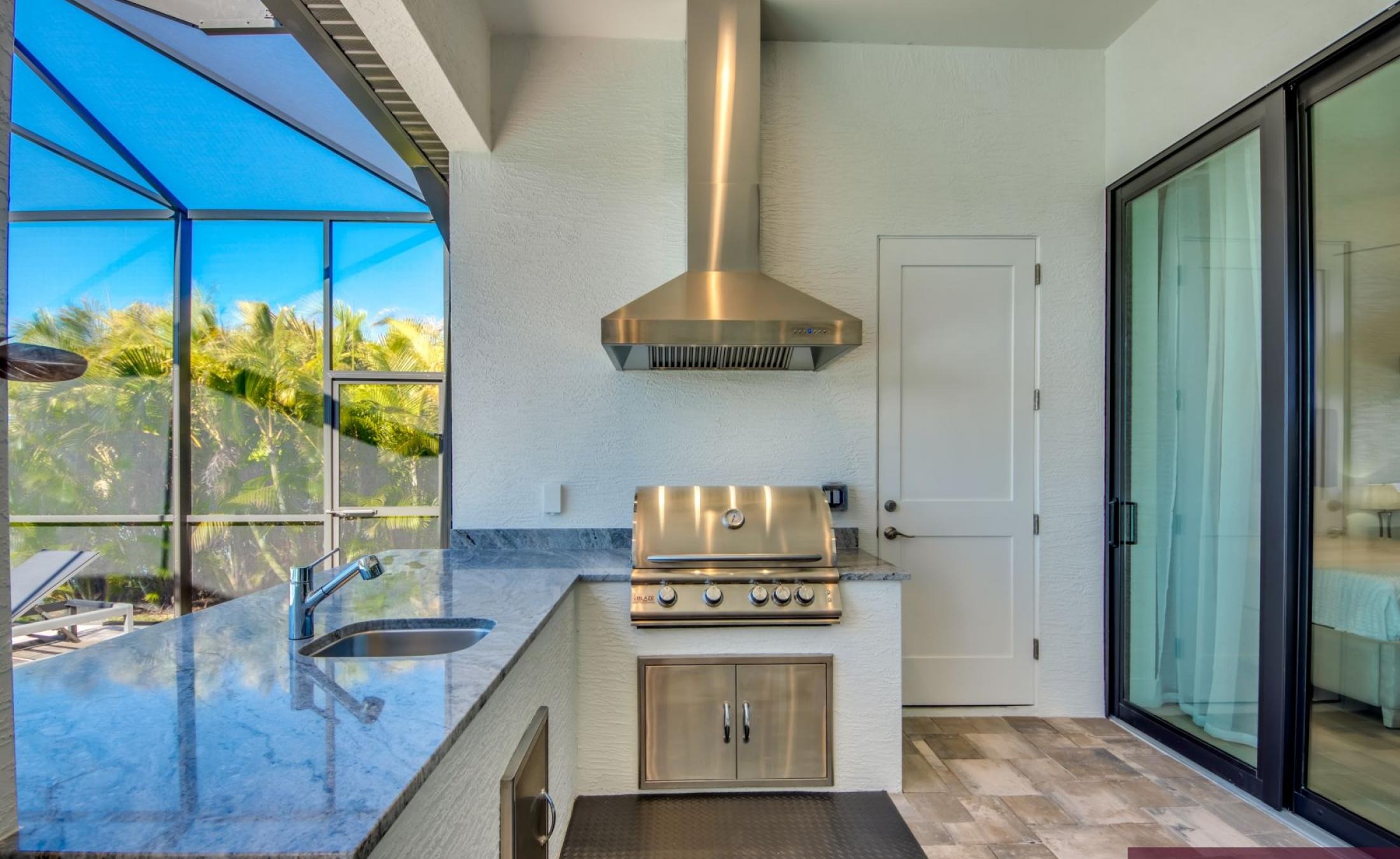 Außenbereich am Kanal mit Pool, Spa und Bootsdock.