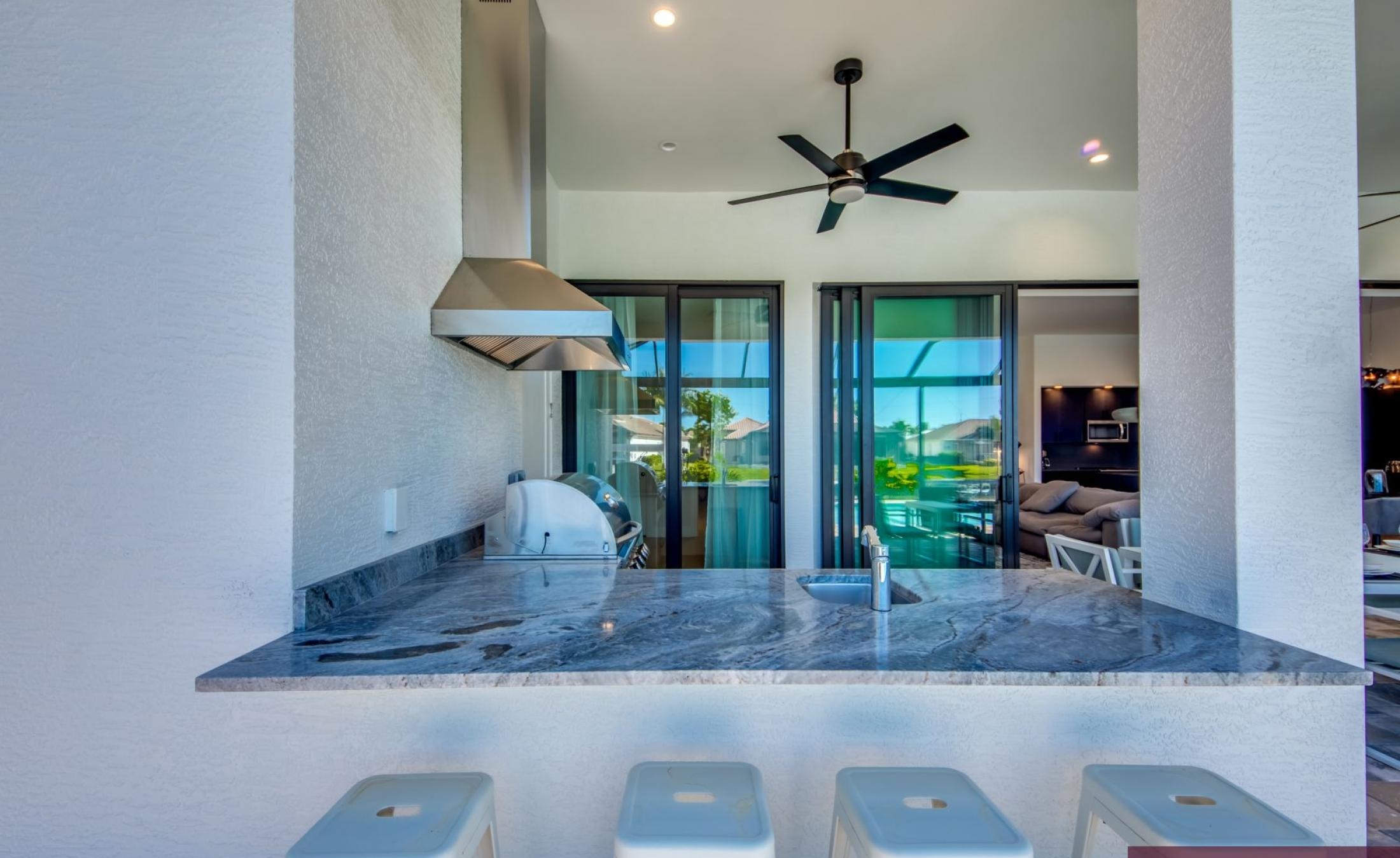 Südlich ausgerichteter Poolbereich mit Blick auf den Kanal und Bootsdock.