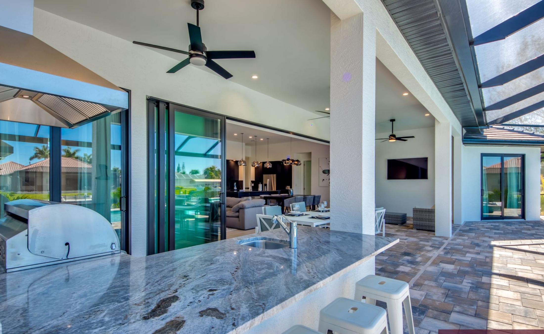 Südseitiger Poolbereich mit Blick auf den Kanal und Bootsdock.