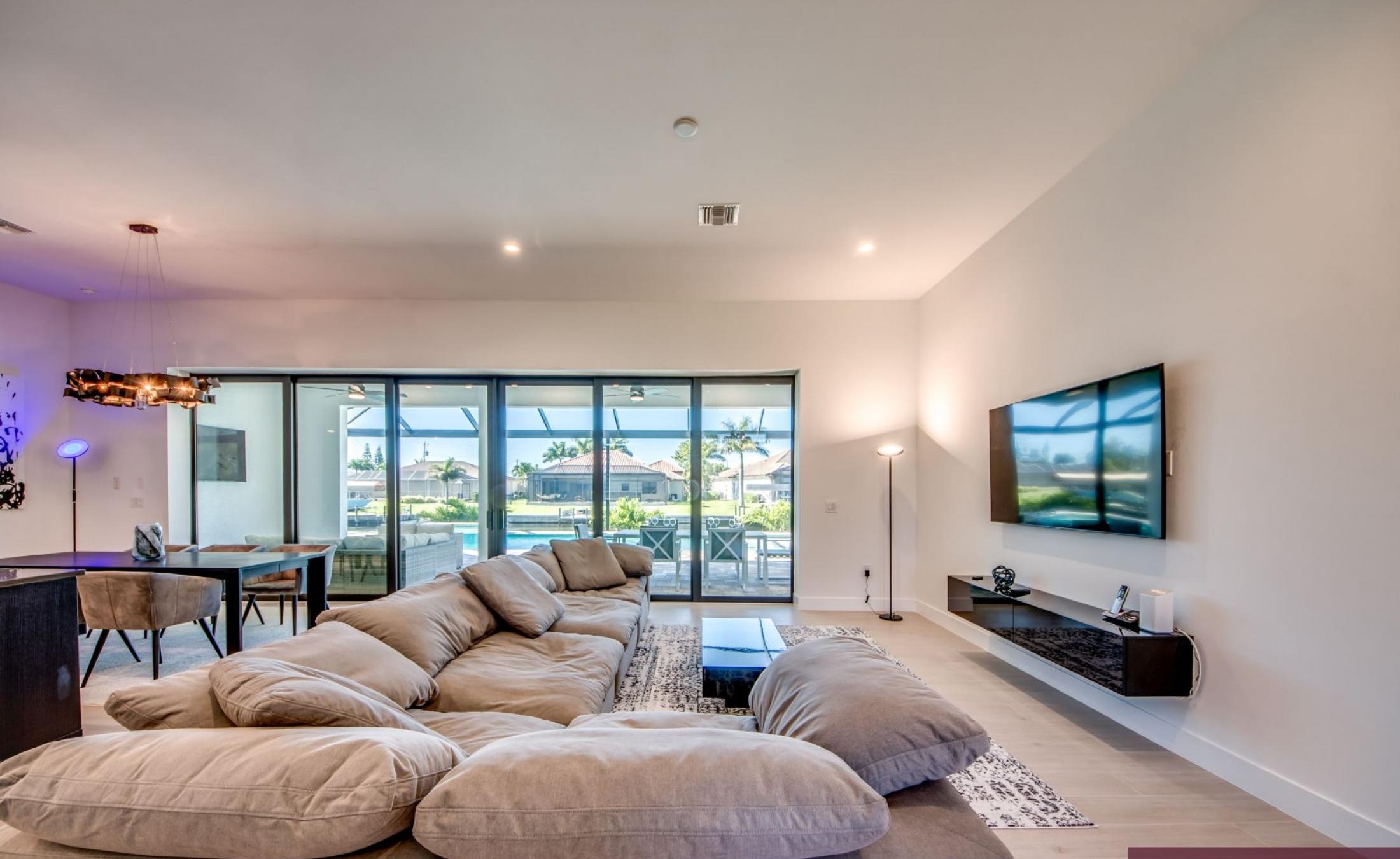 Blick auf den Kanal mit Bootsdock und Sitzbereich.