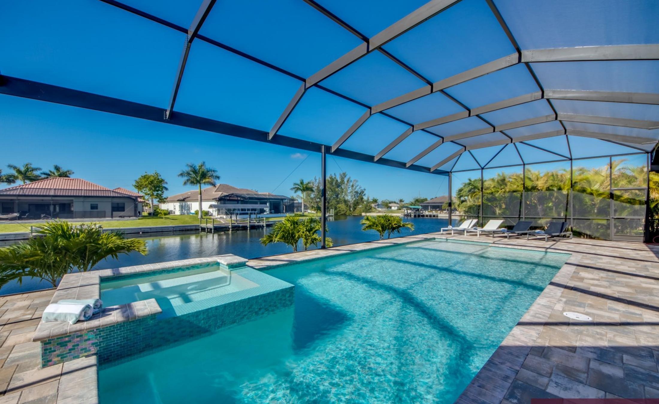 Südlich ausgerichteter Poolbereich mit Spa und Blick auf den Kanal.