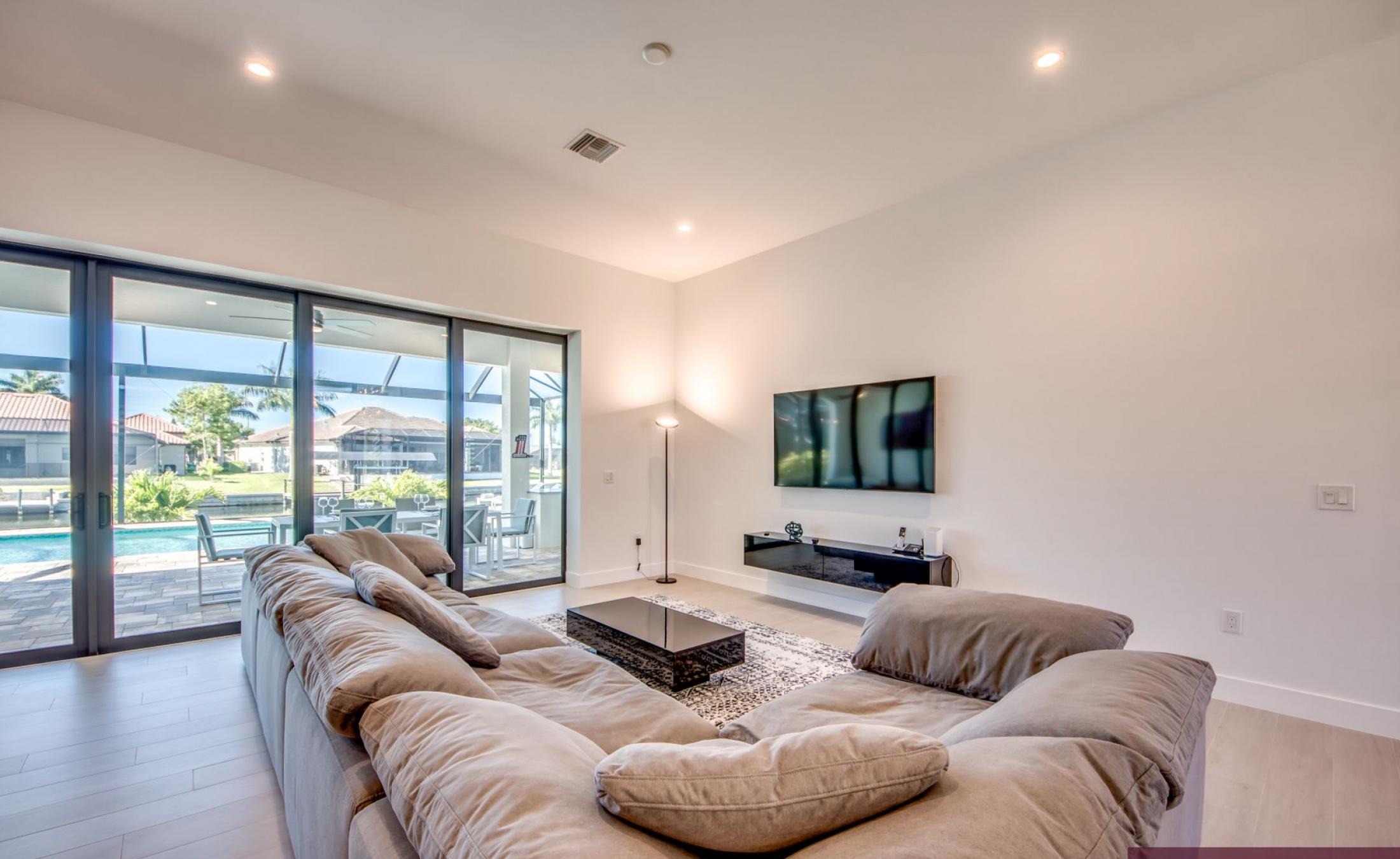 Südlich ausgerichteter Poolbereich mit Spa und Blick auf den Kanal.