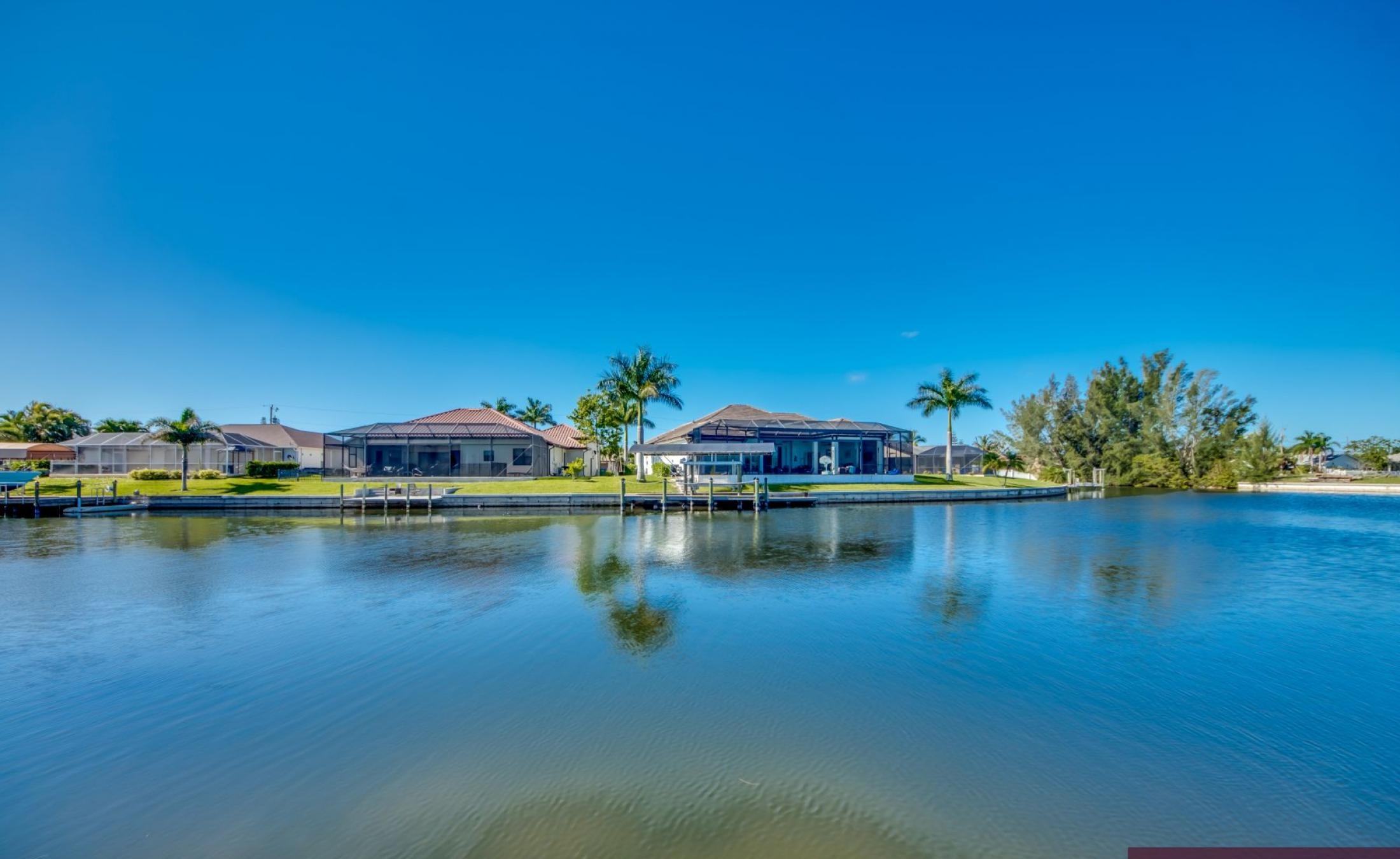 Außenansicht am Kanal mit Pool, Spa und Bootsdock.