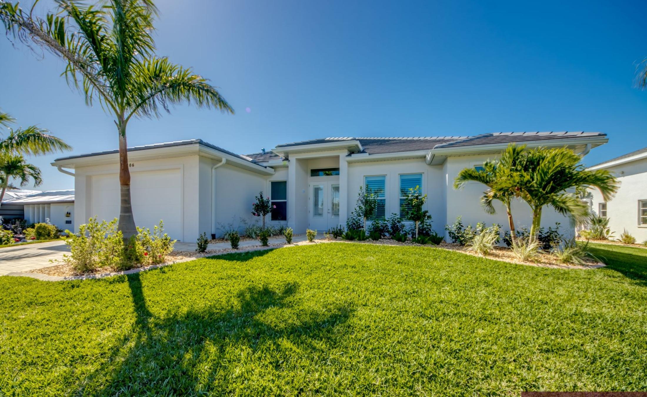 Moderne Villa am Kanal mit Salzwasserpool und Spa.