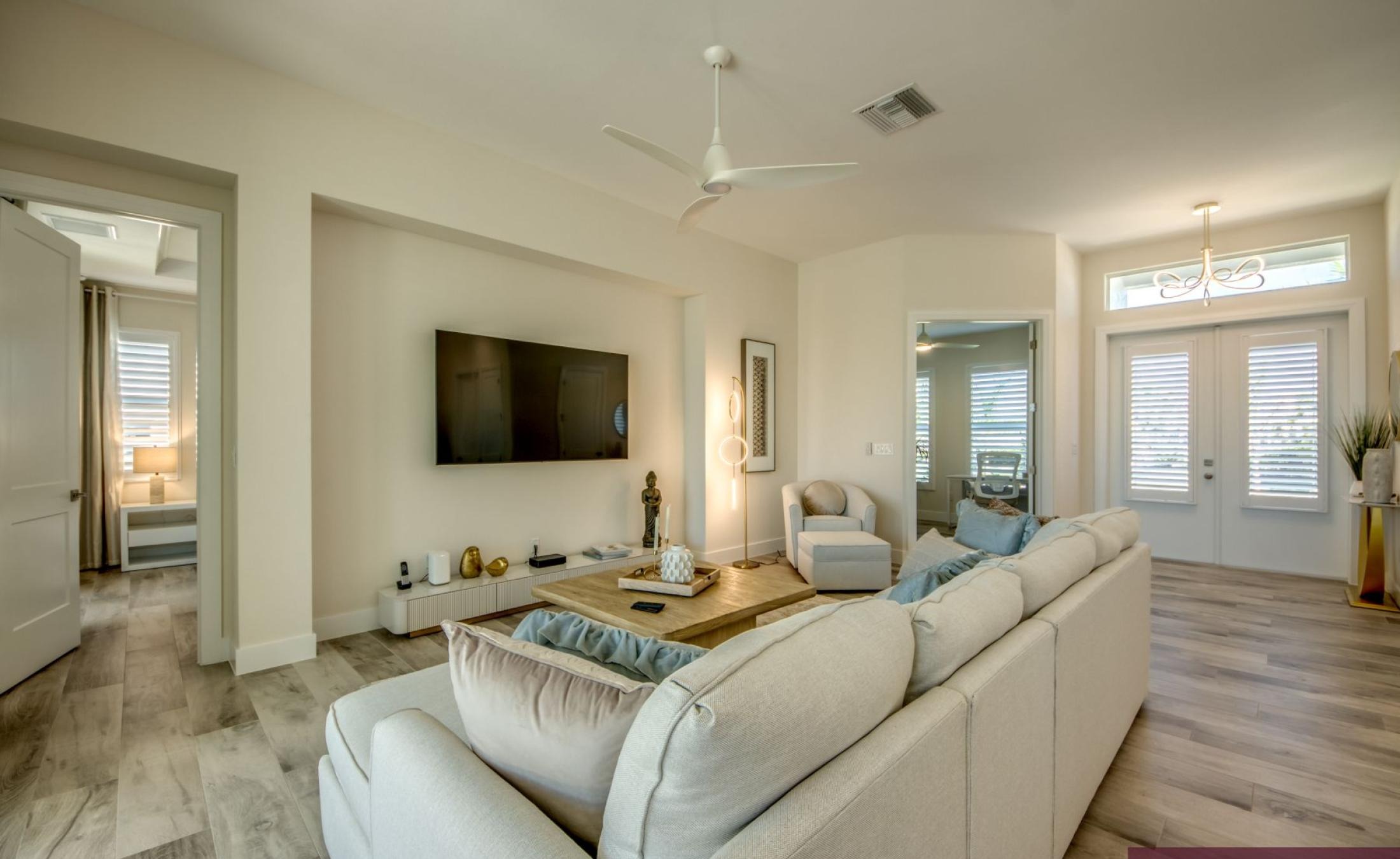 Moderner Salzwasserpool mit Spa am Kanal in Südlage.