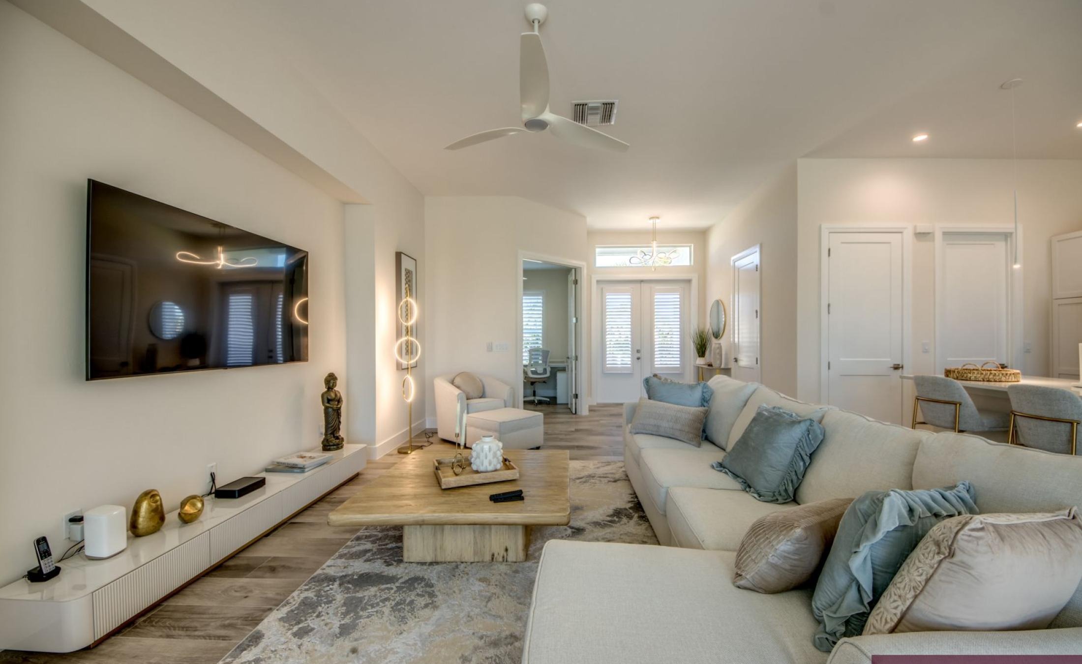 Wohnbereich mit Sitzgruppe und Blick auf den Kanal.