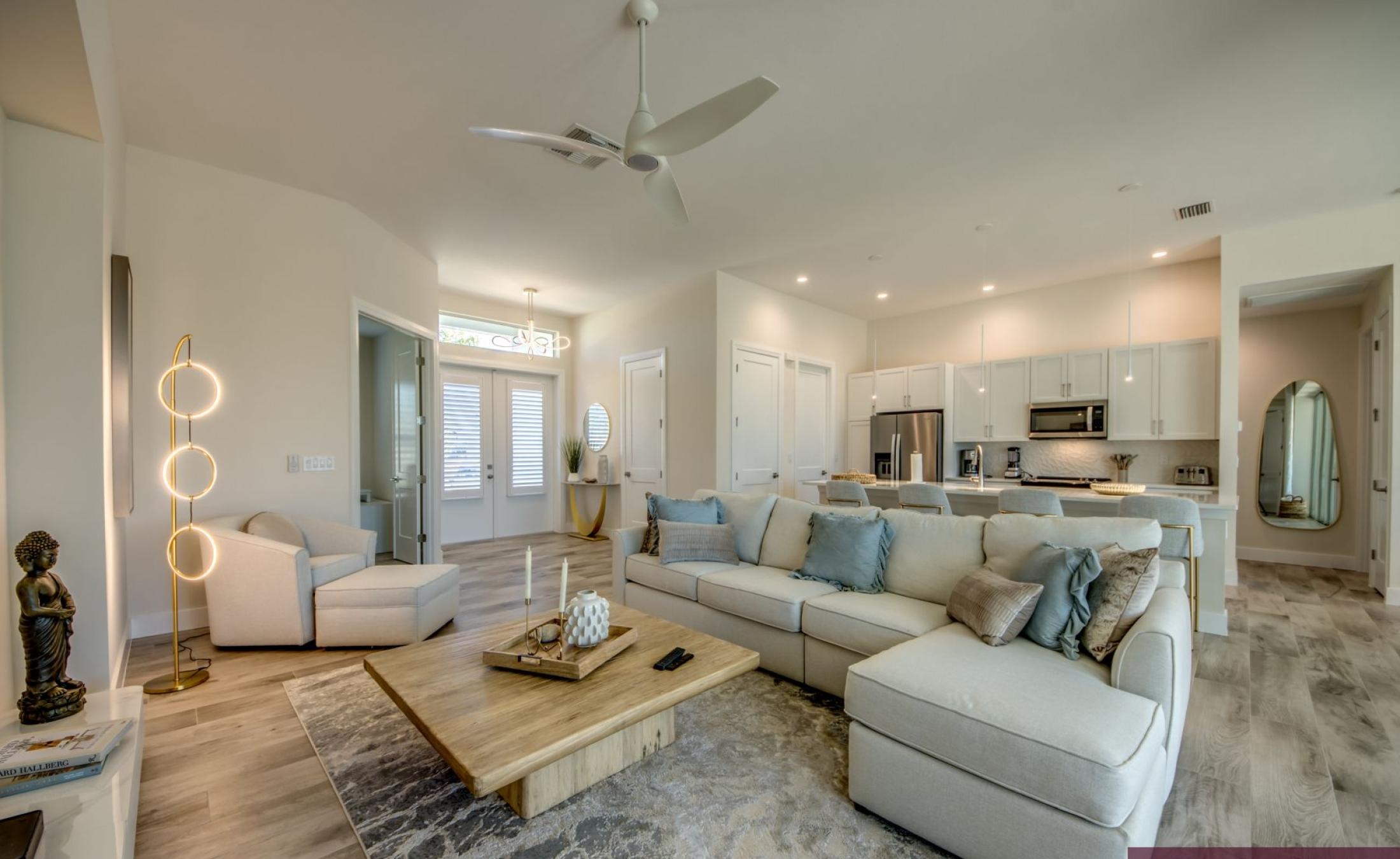 Wohn- und Schlafbereich der Villa mit modernem Interieur.