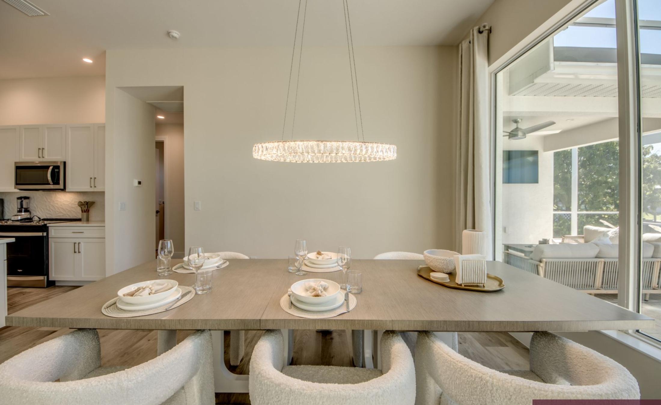 Wohn- und Schlafbereich mit modernem Interieur.