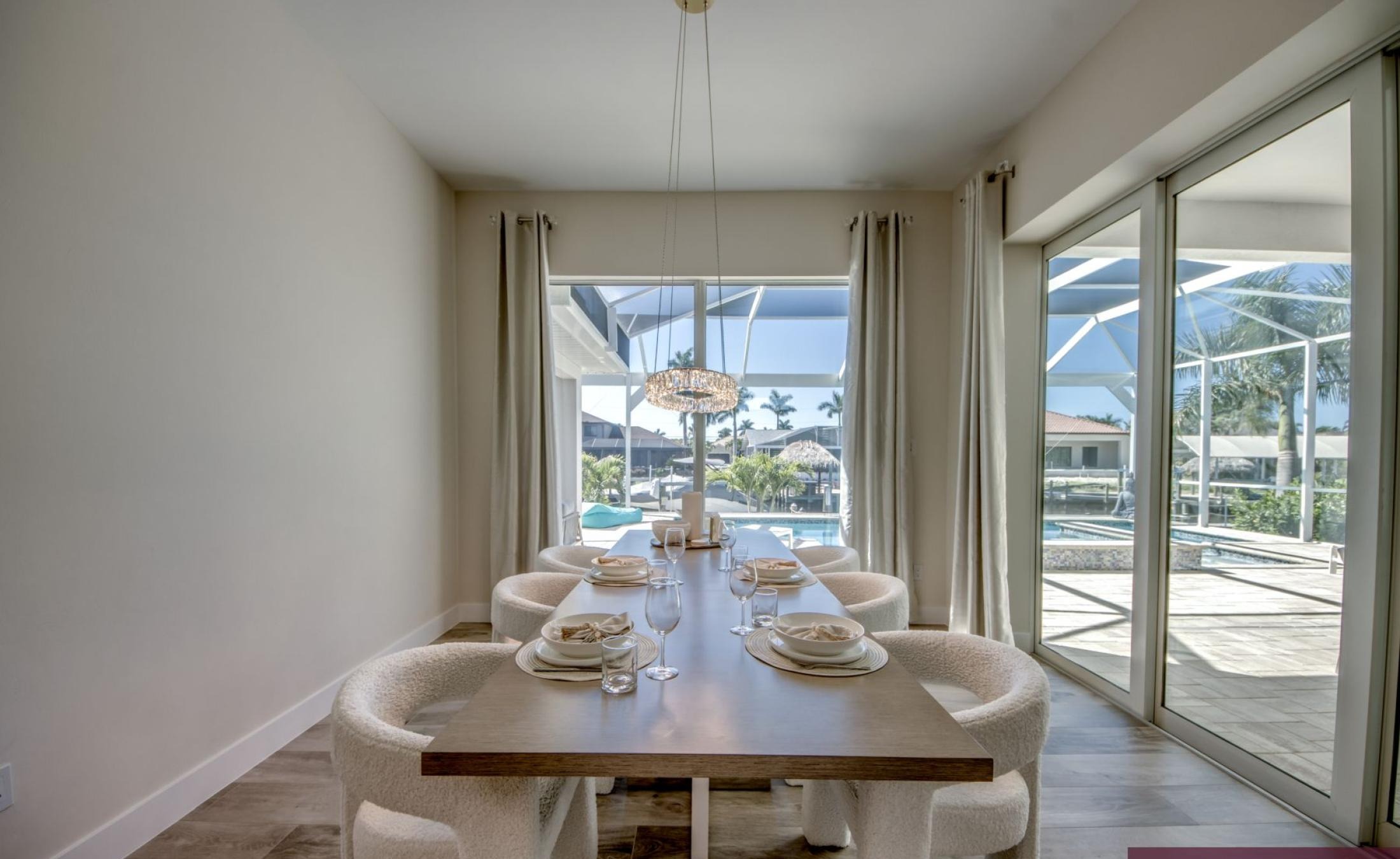 Beheizter Salzwasserpool mit Spa am Kanal in Südlage.