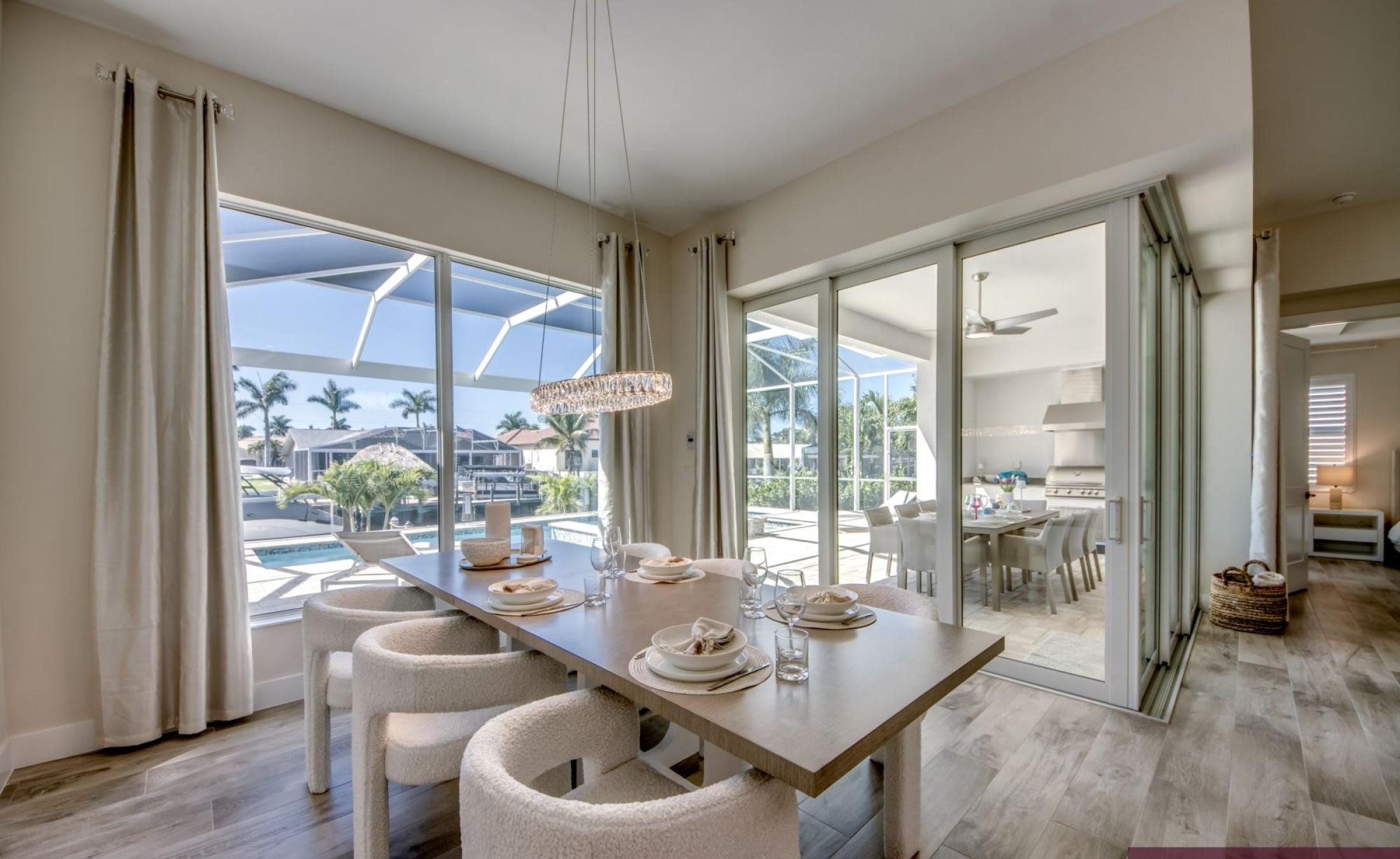 Salzwasserpool mit integriertem Spa am Kanal, Sonnenliegen auf dem Pooldeck.