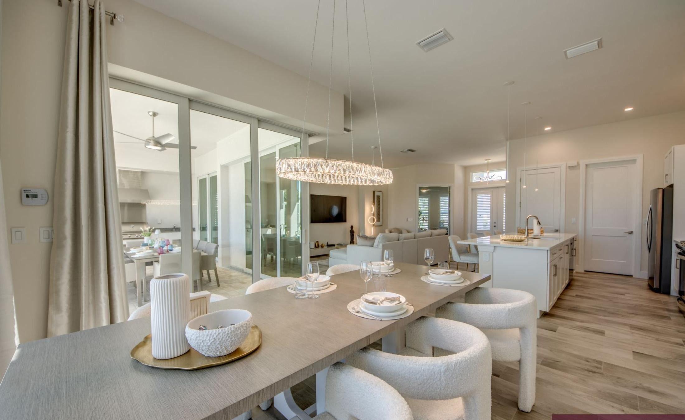 Sonnenverwöhntes Pooldeck mit Salzwasserpool, Spa und Blick auf den Kanal.