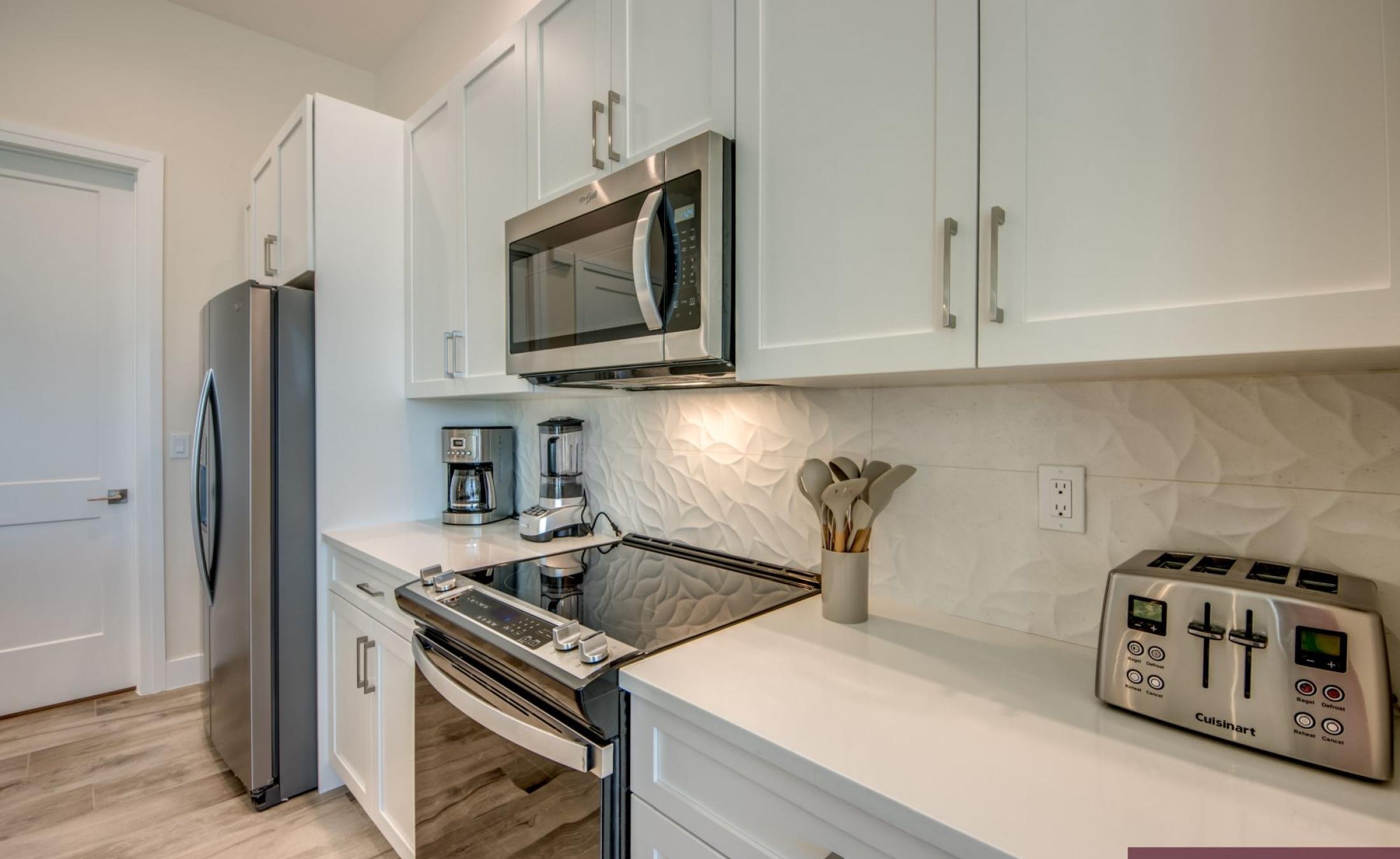 Wohnbereich mit Sitzgruppe und Blick auf den Kanal.