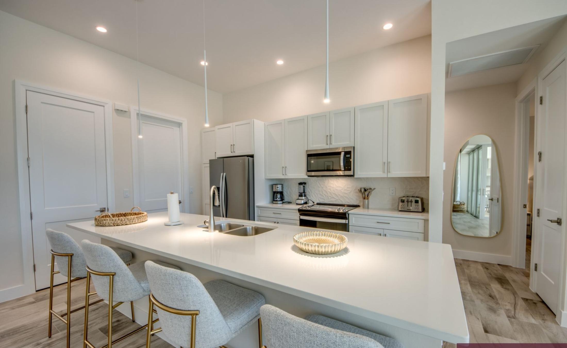 Modernes Ferienhaus am Kanal mit Salzwasserpool und Spa in Südlage.