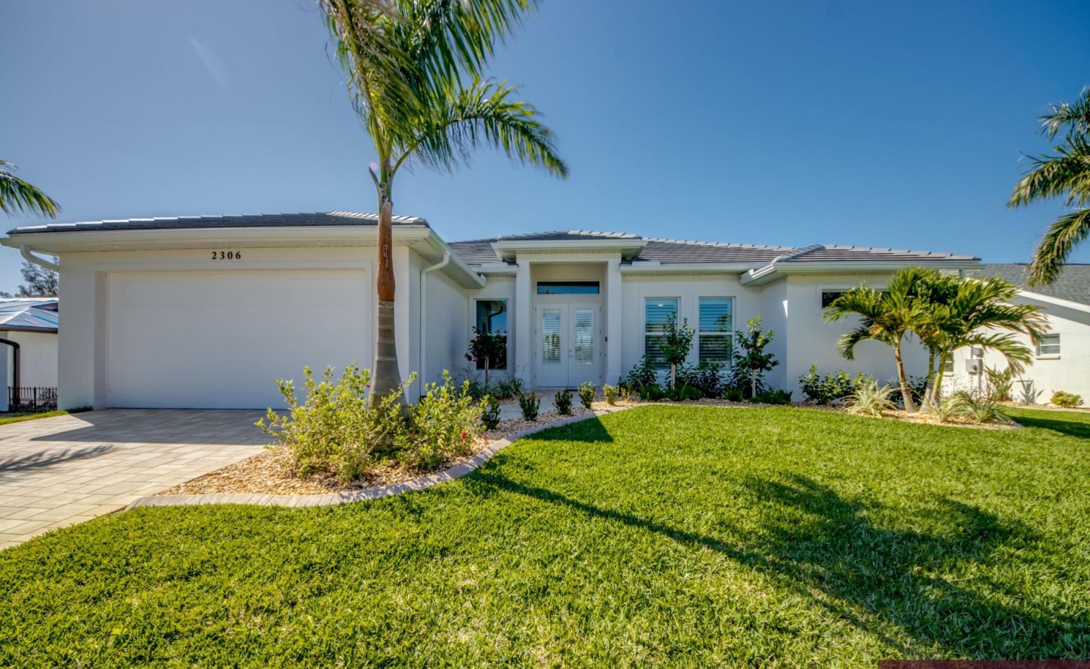 Moderne Villa am Kanal mit Salzwasserpool, Spa und privatem Bootsdock.