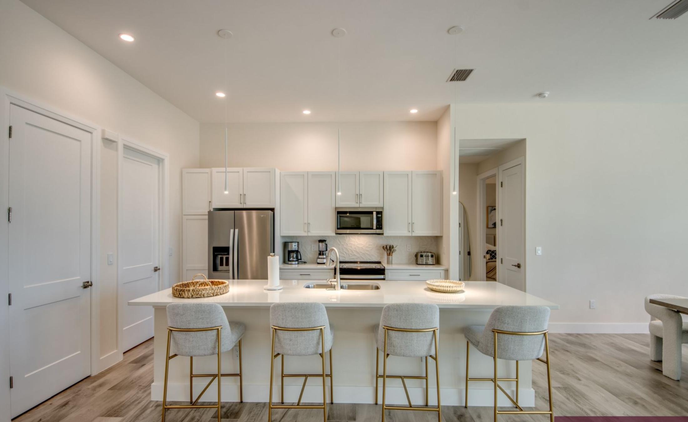 Modernes Wohnzimmer mit Sofa und Blick auf den Kanal.