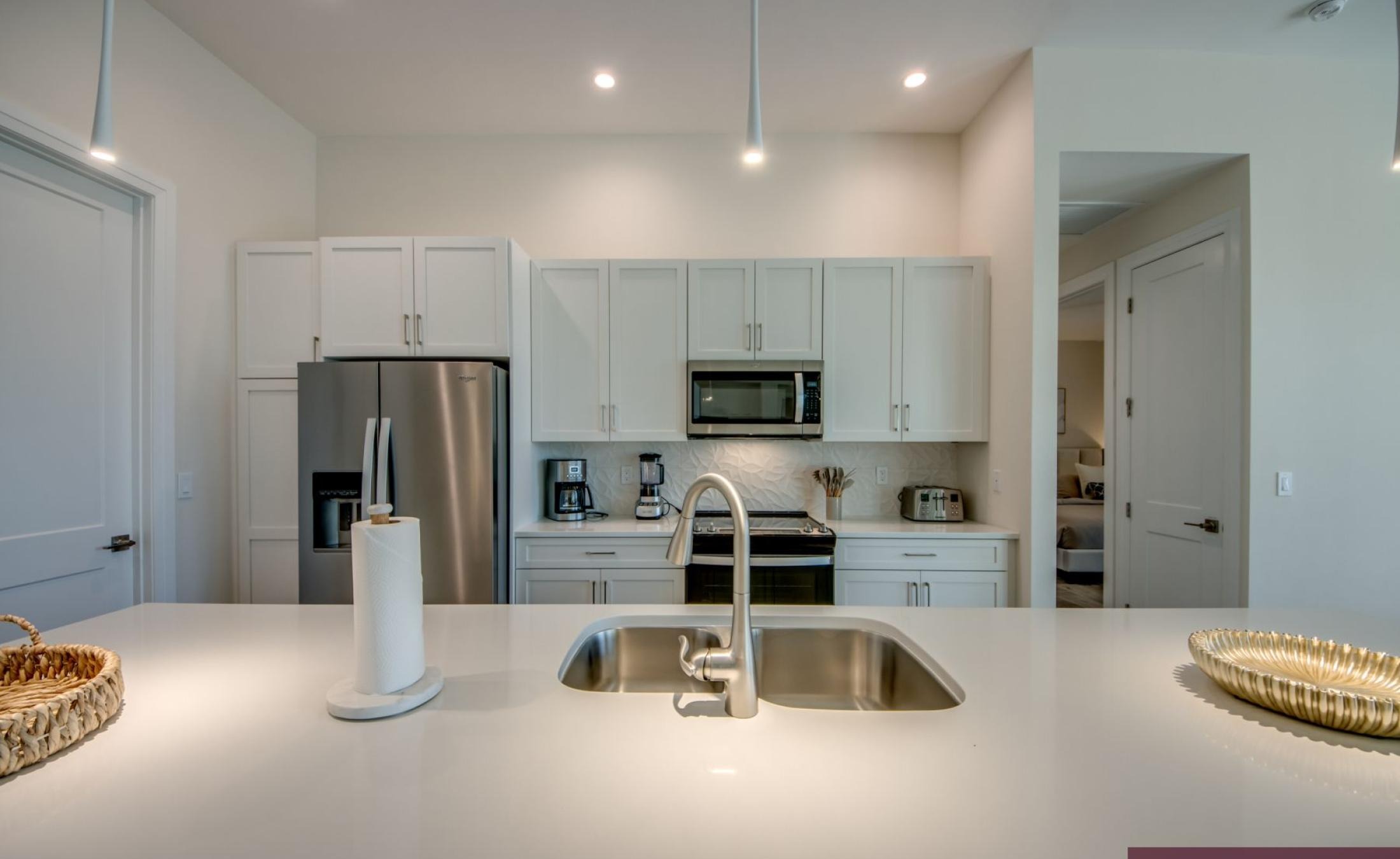 Modernes Schlafzimmer mit Kingsize-Bett und Nachttischen.