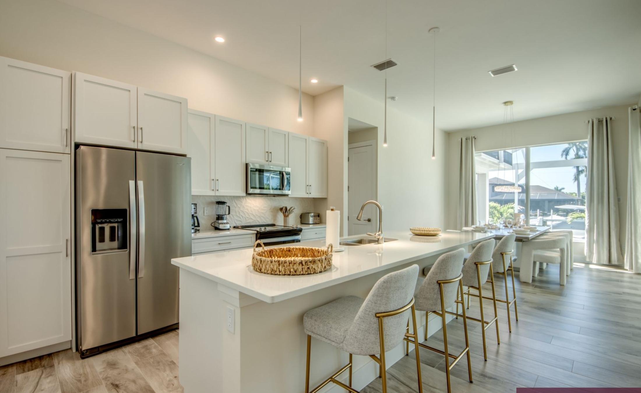 Moderner Salzwasserpool mit Spa am Kanal, sonniges Pooldeck in Südlage.