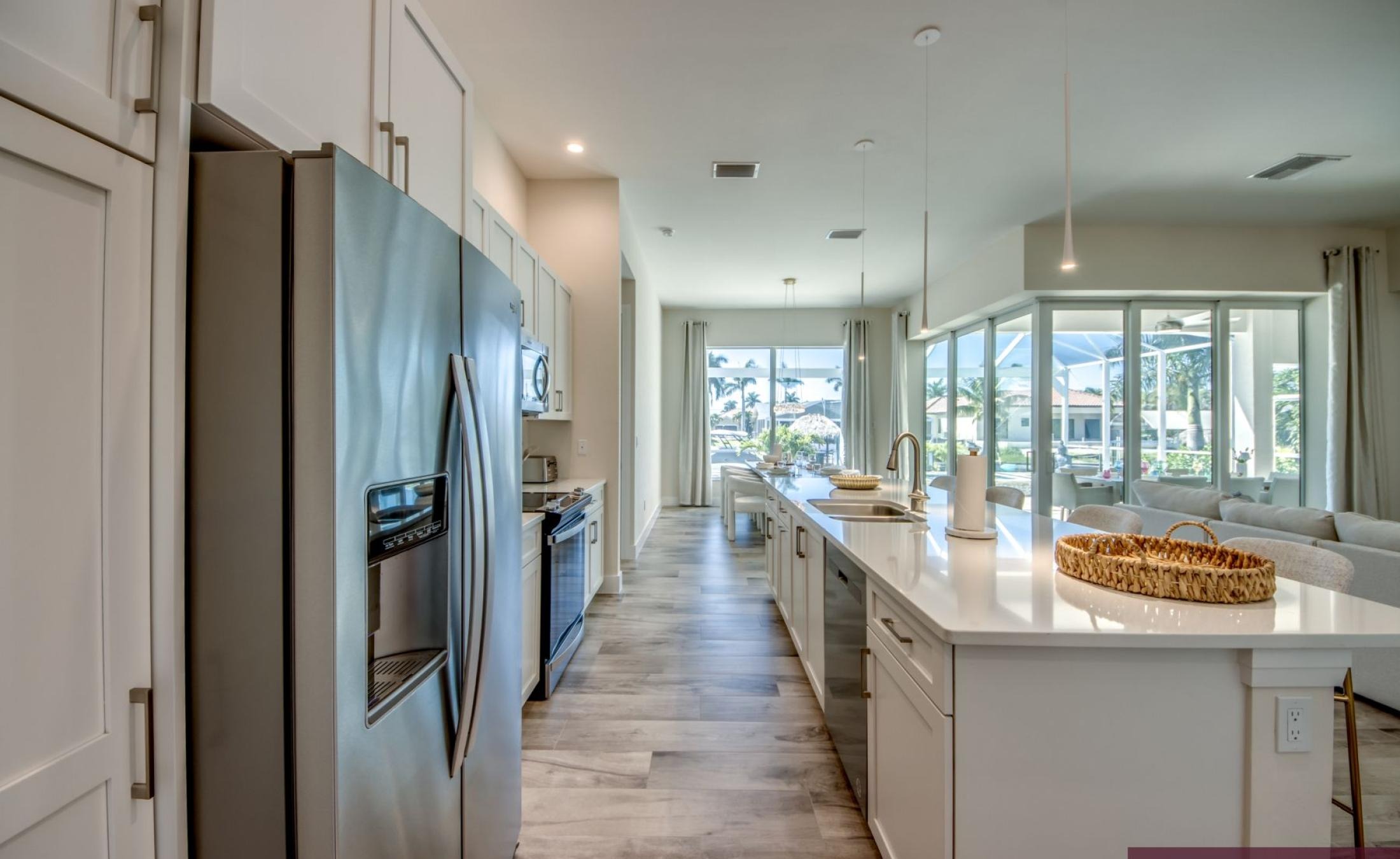 Modernes Wohnzimmer mit Sofa und Blick auf den Kanal.