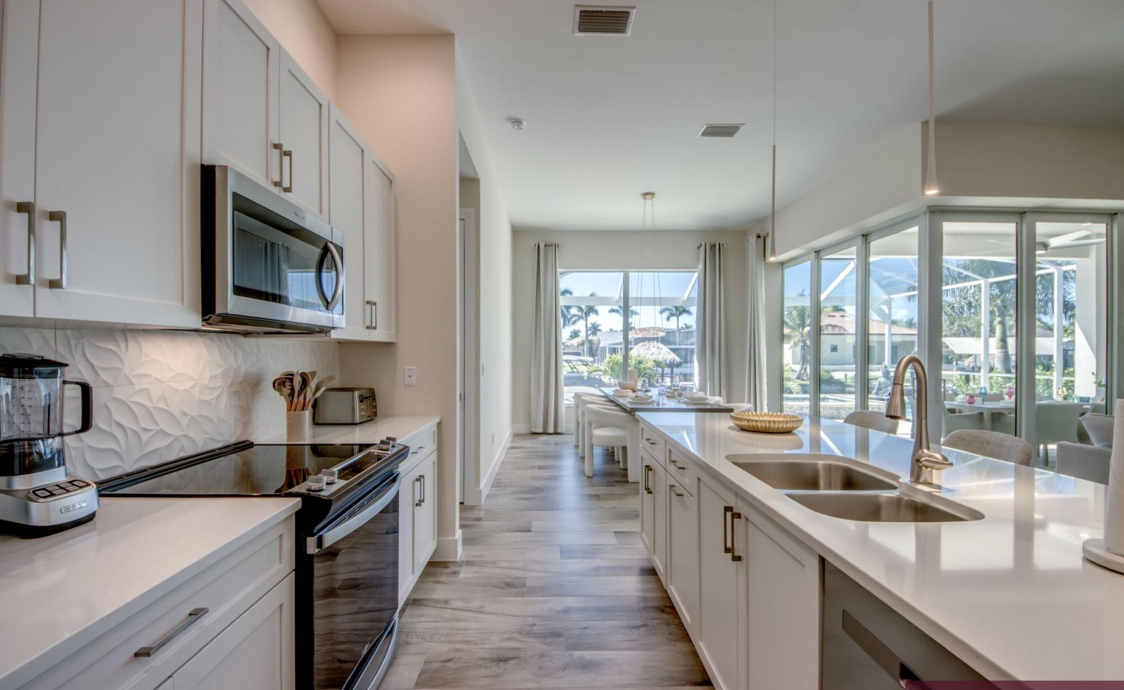 Modernes Ferienhaus am Kanal mit Salzwasserpool und Spa.