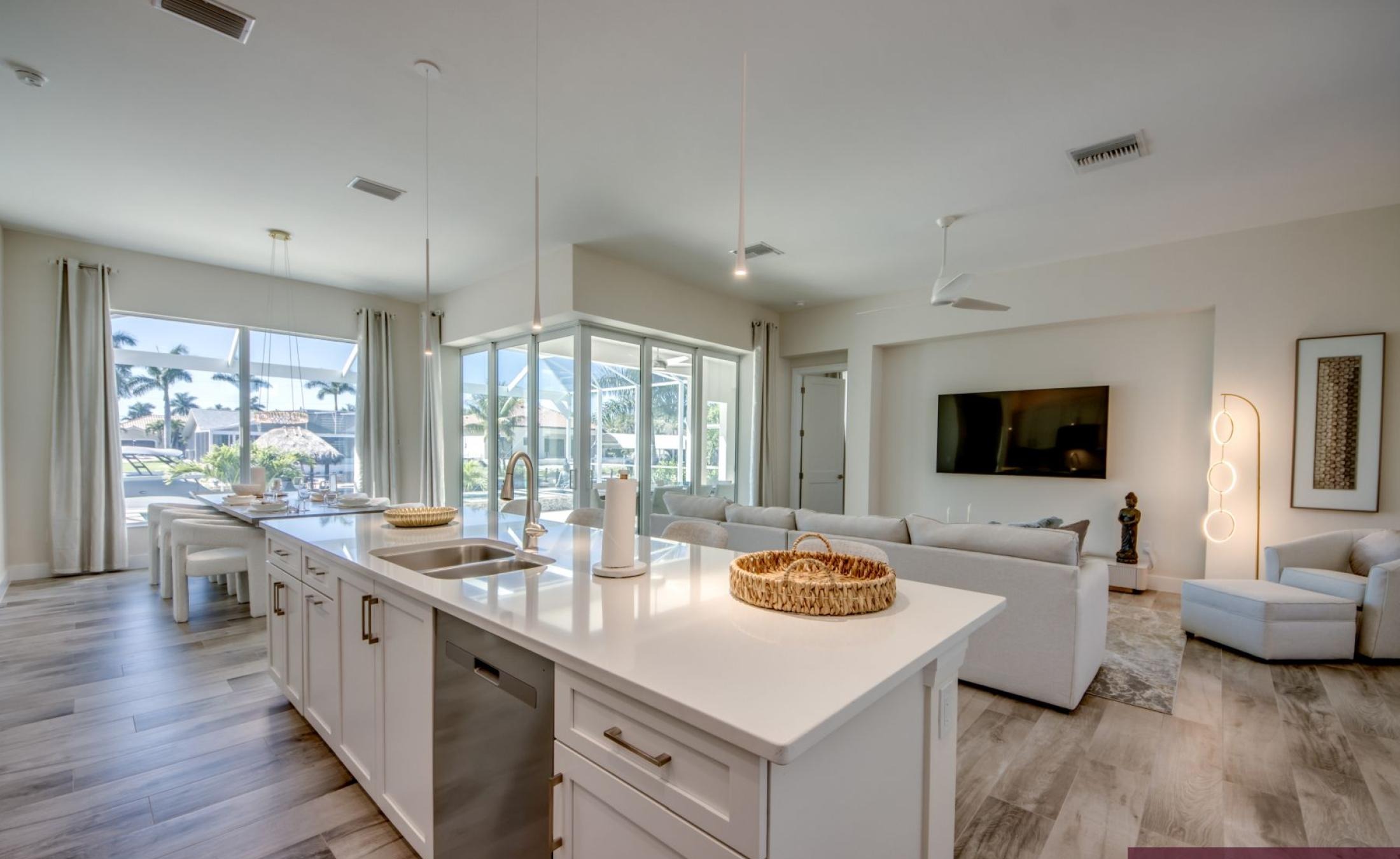 Sonniges Pooldeck mit Salzwasserpool und Spa am Kanal.