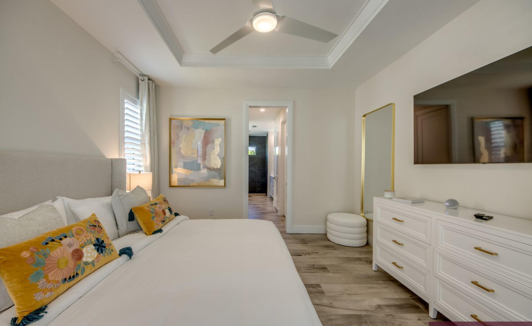 Wohnbereich mit Sitzgelegenheit und Blick auf den Kanal.