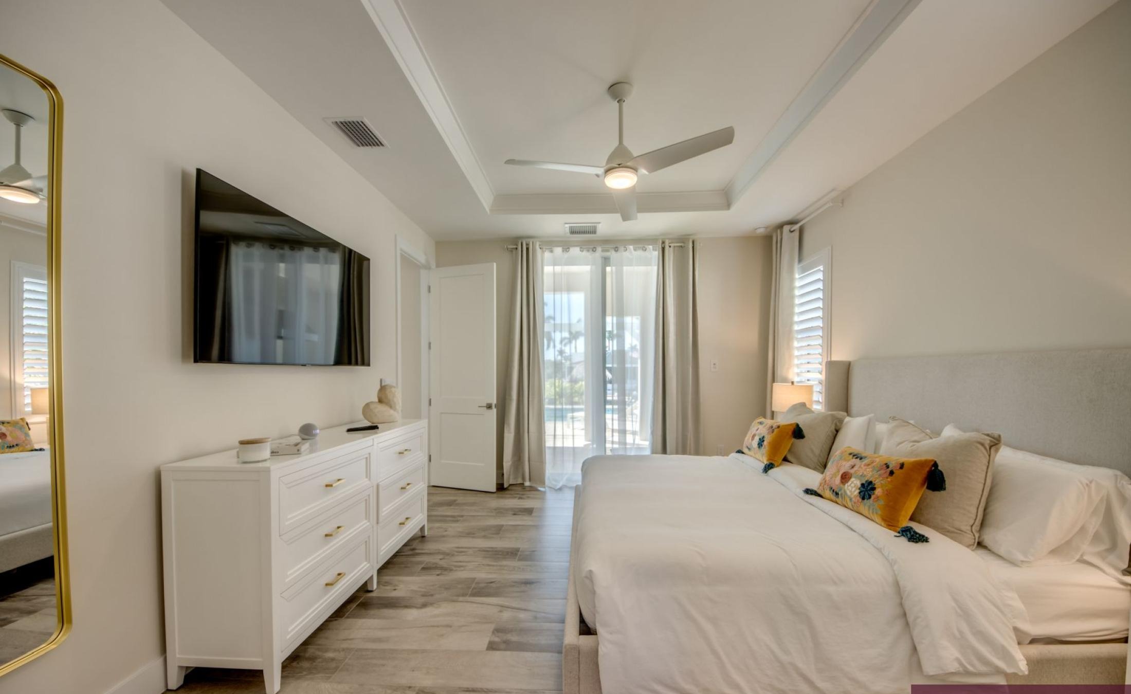 Modernes Ferienhaus am Kanal mit Salzwasserpool, Spa und Bootsdock.