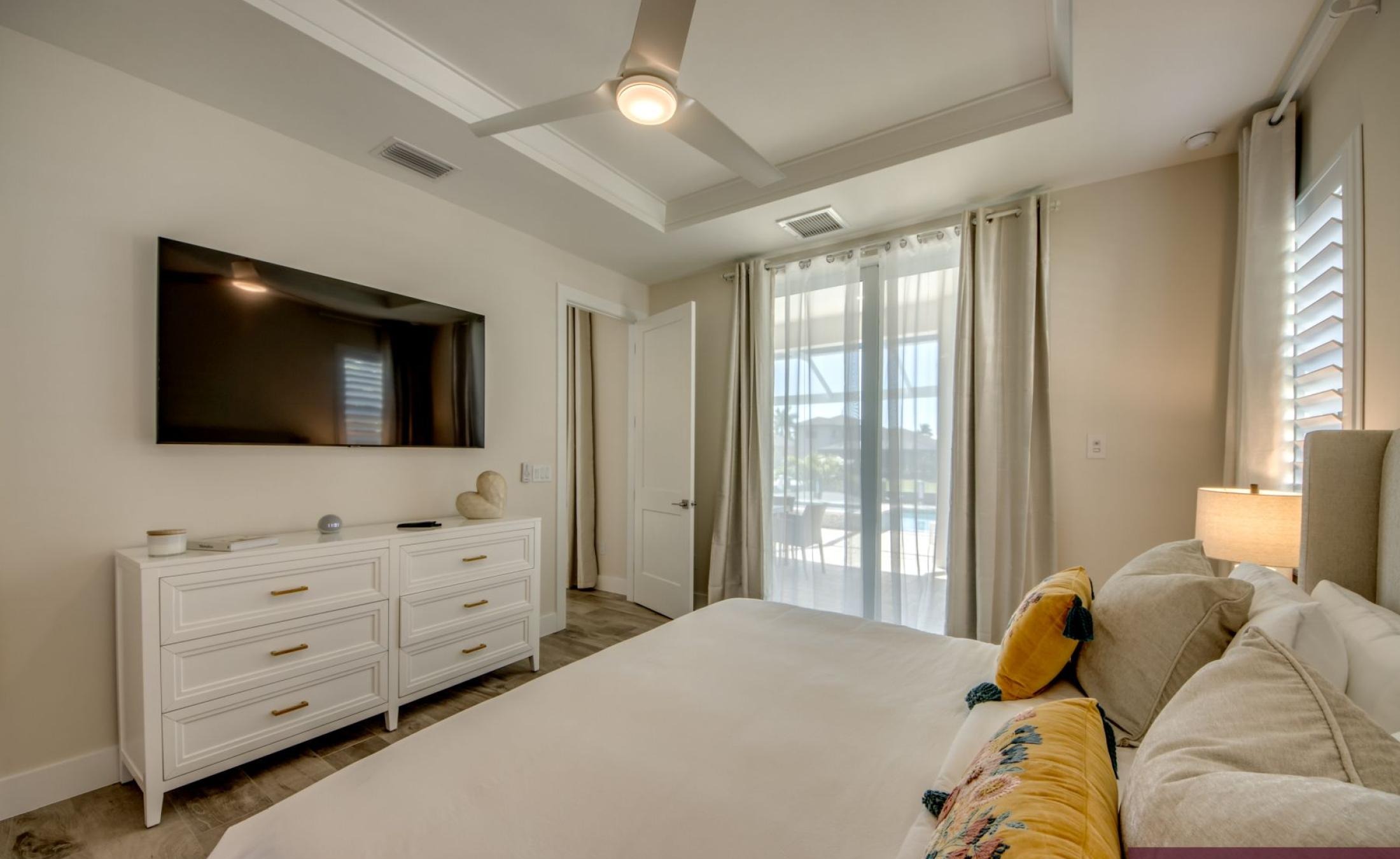 Moderne Waterfront-Villa am Kanal mit Salzwasserpool, Spa und privatem Bootsdock.