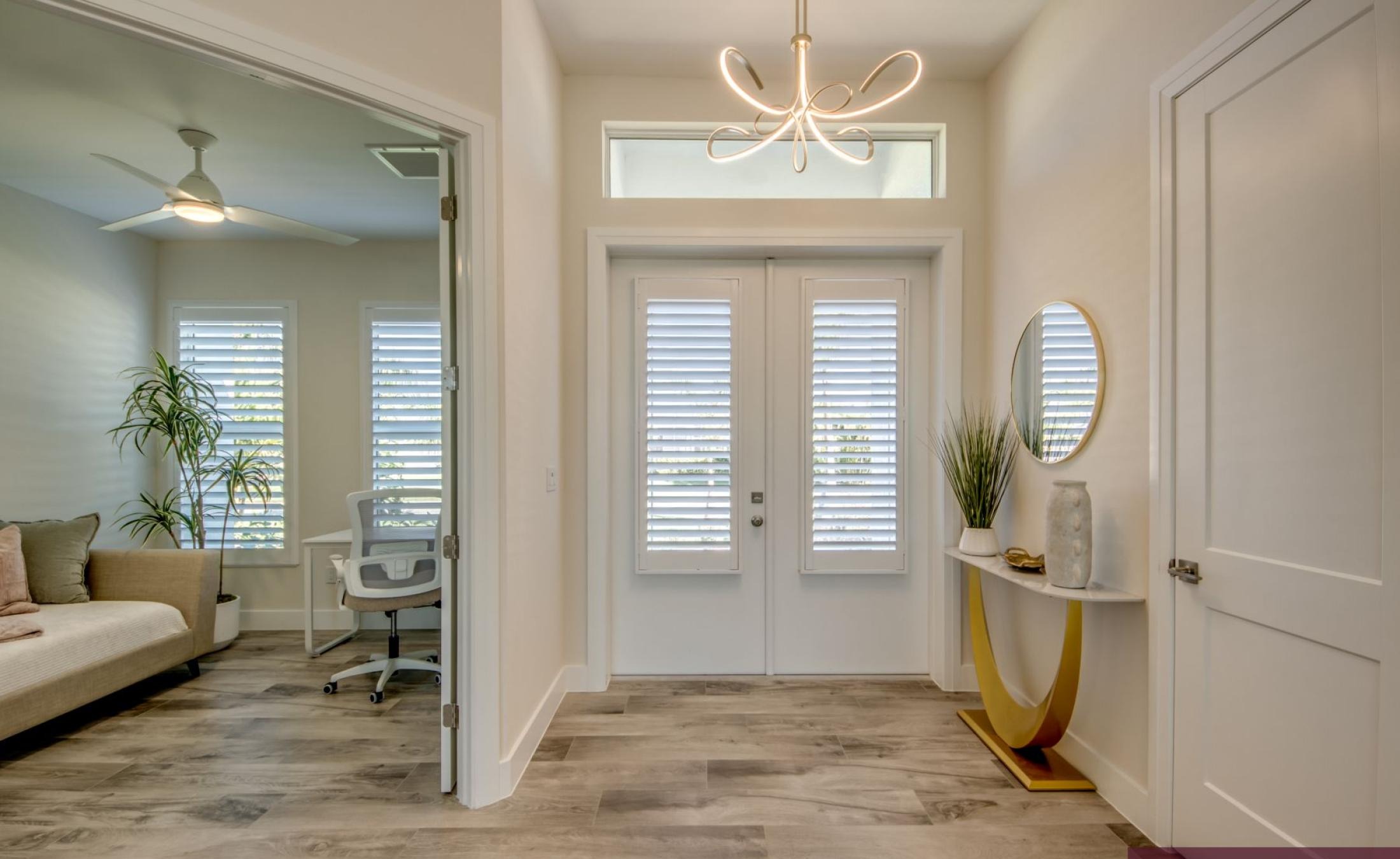 Moderne Waterfront-Villa am Kanal mit Salzwasserpool und Spa.