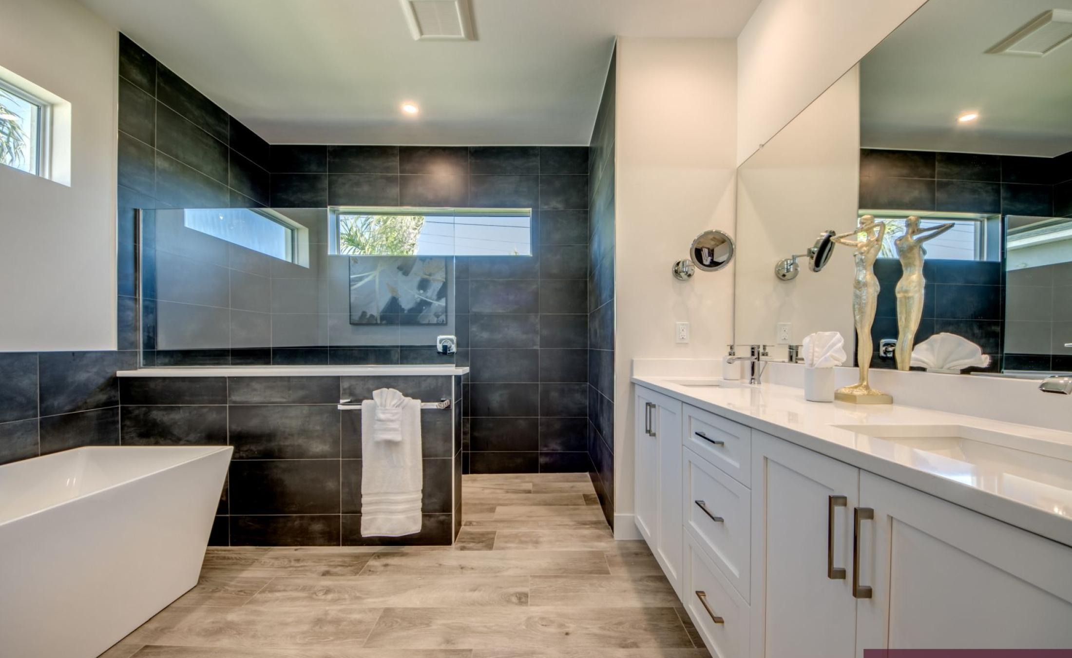 Wohn- und Schlafbereich der Villa mit Blick auf den Kanal.