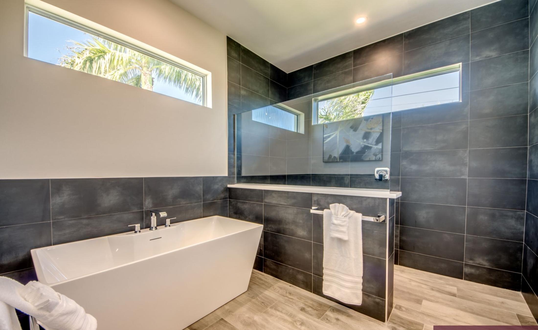 Wohn- und Schlafbereich mit moderner Einrichtung.