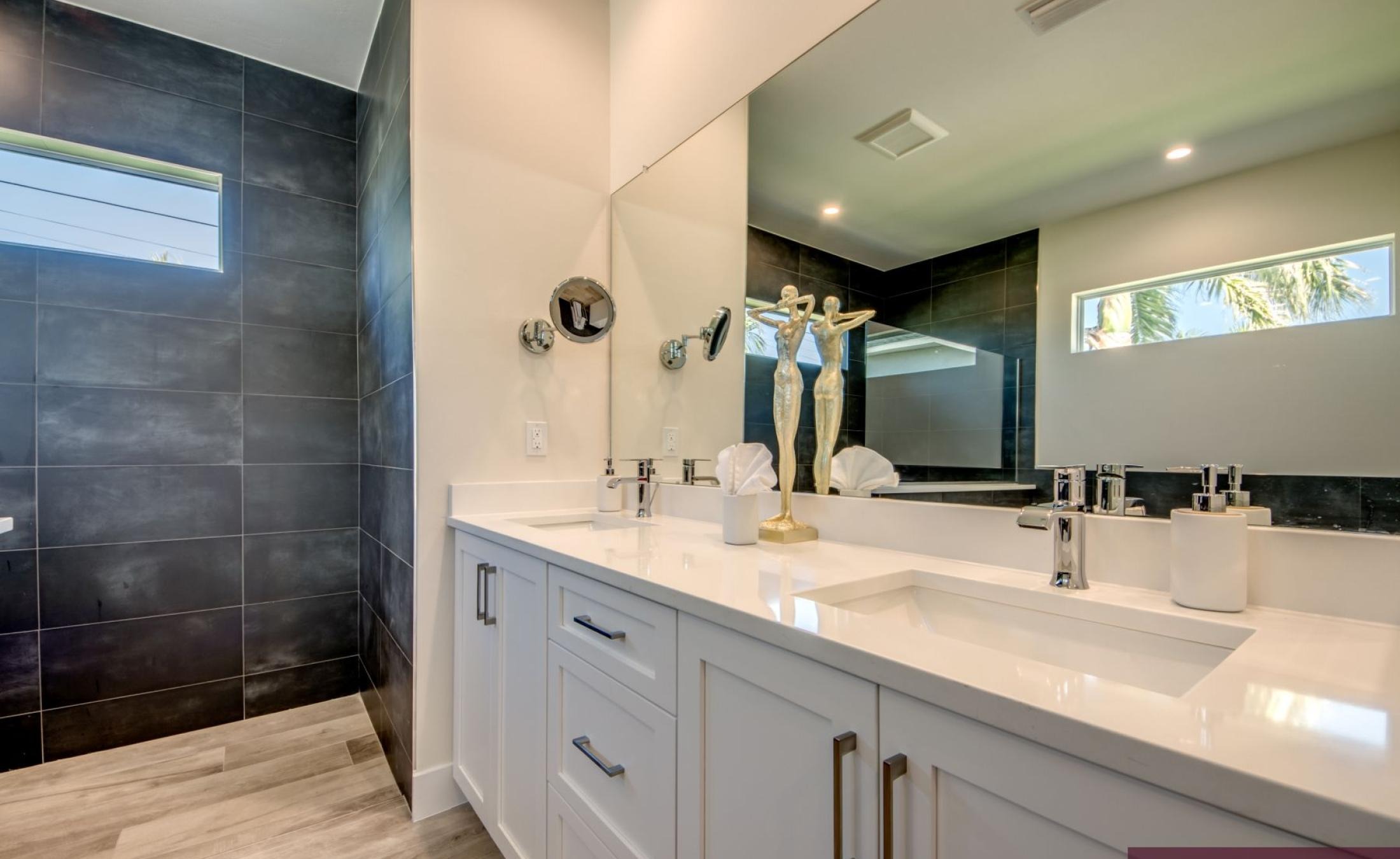 Modernes Ferienhaus am Kanal mit Salzwasserpool und Spa.