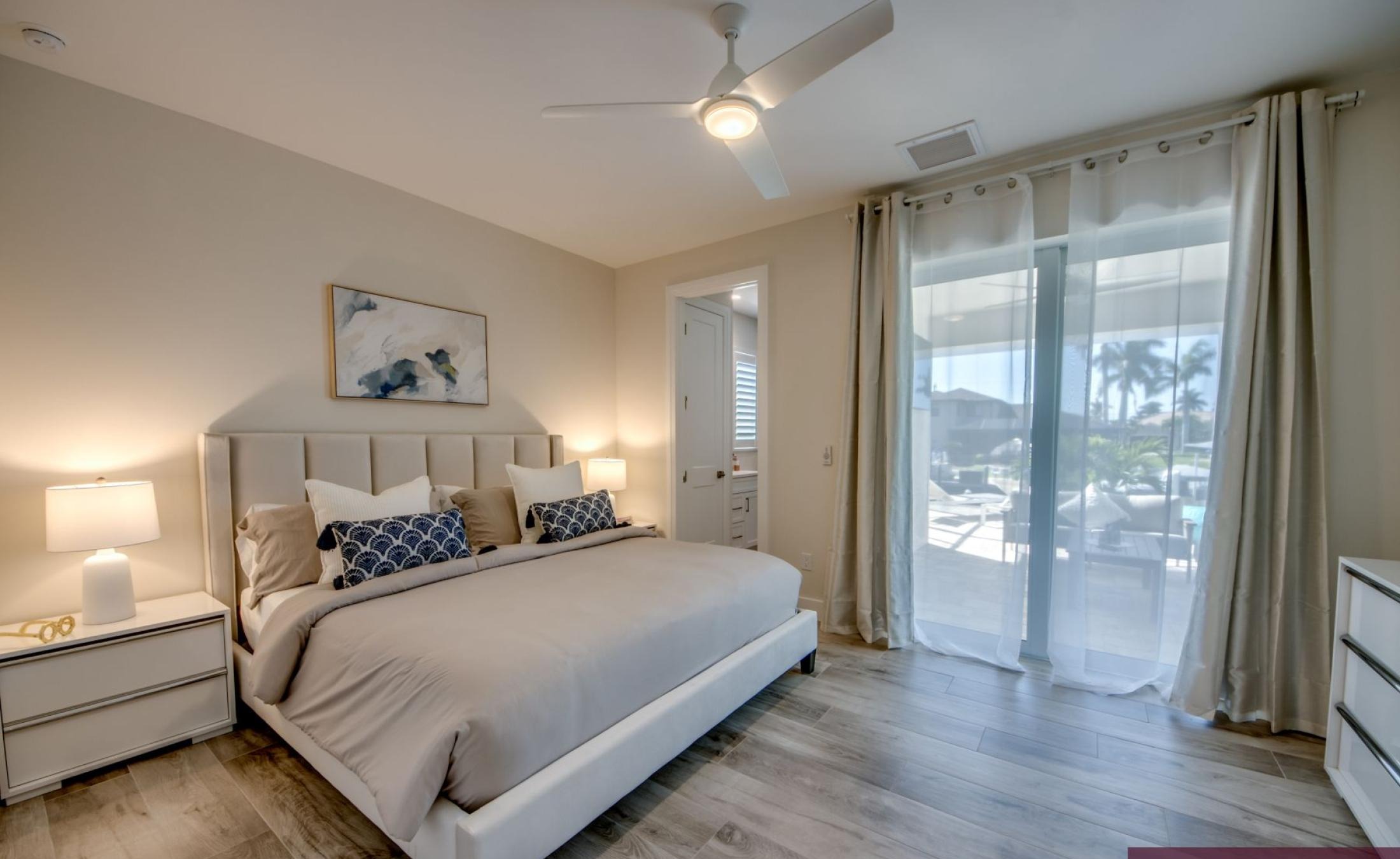 Wohn- und Schlafbereich der Villa mit moderner Einrichtung.