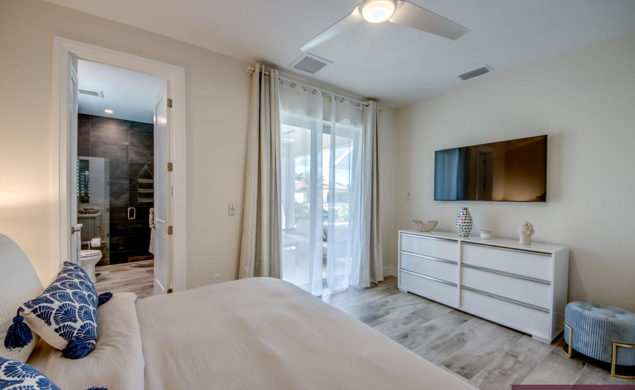 Moderne Villa am Kanal mit Salzwasserpool, Spa und Bootsdock.