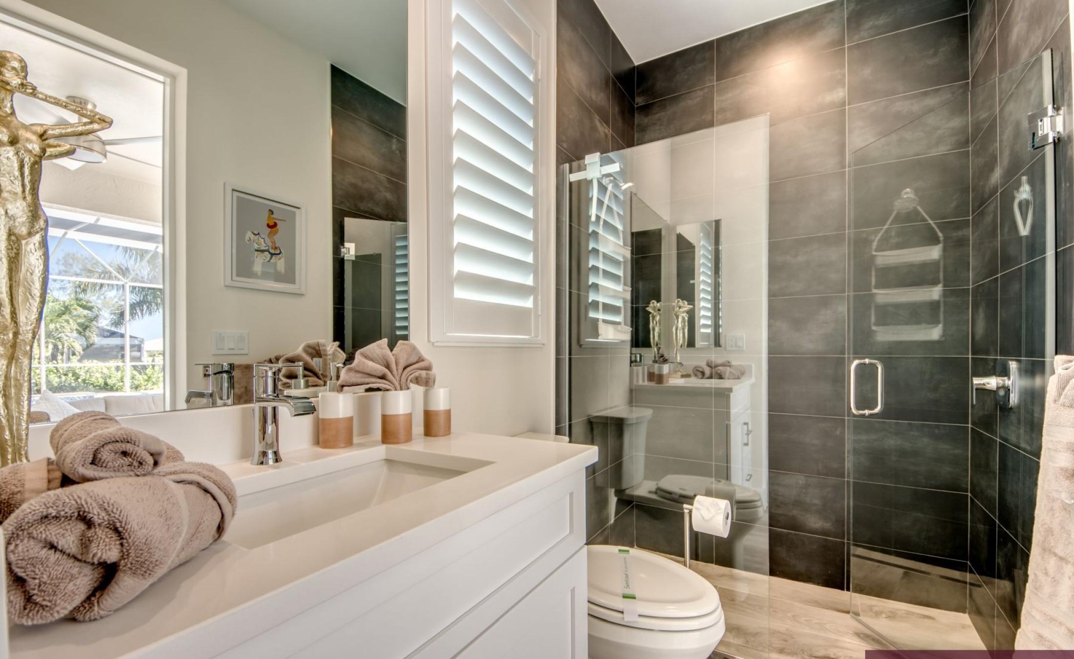 Moderne Villa am Kanal mit Salzwasserpool und Spa in Südlage.