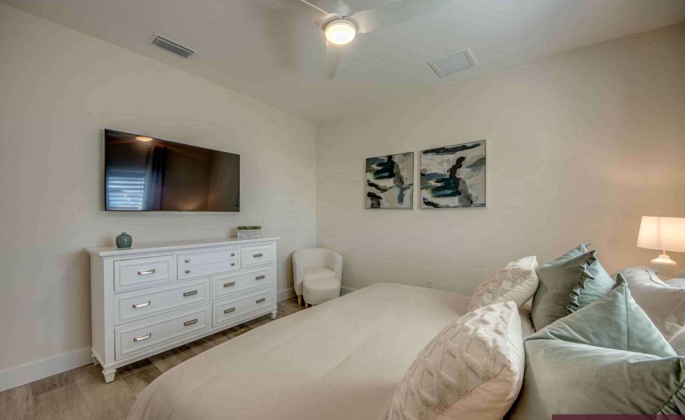 Modernes Wohnzimmer mit Sofa und Blick auf den Kanal.